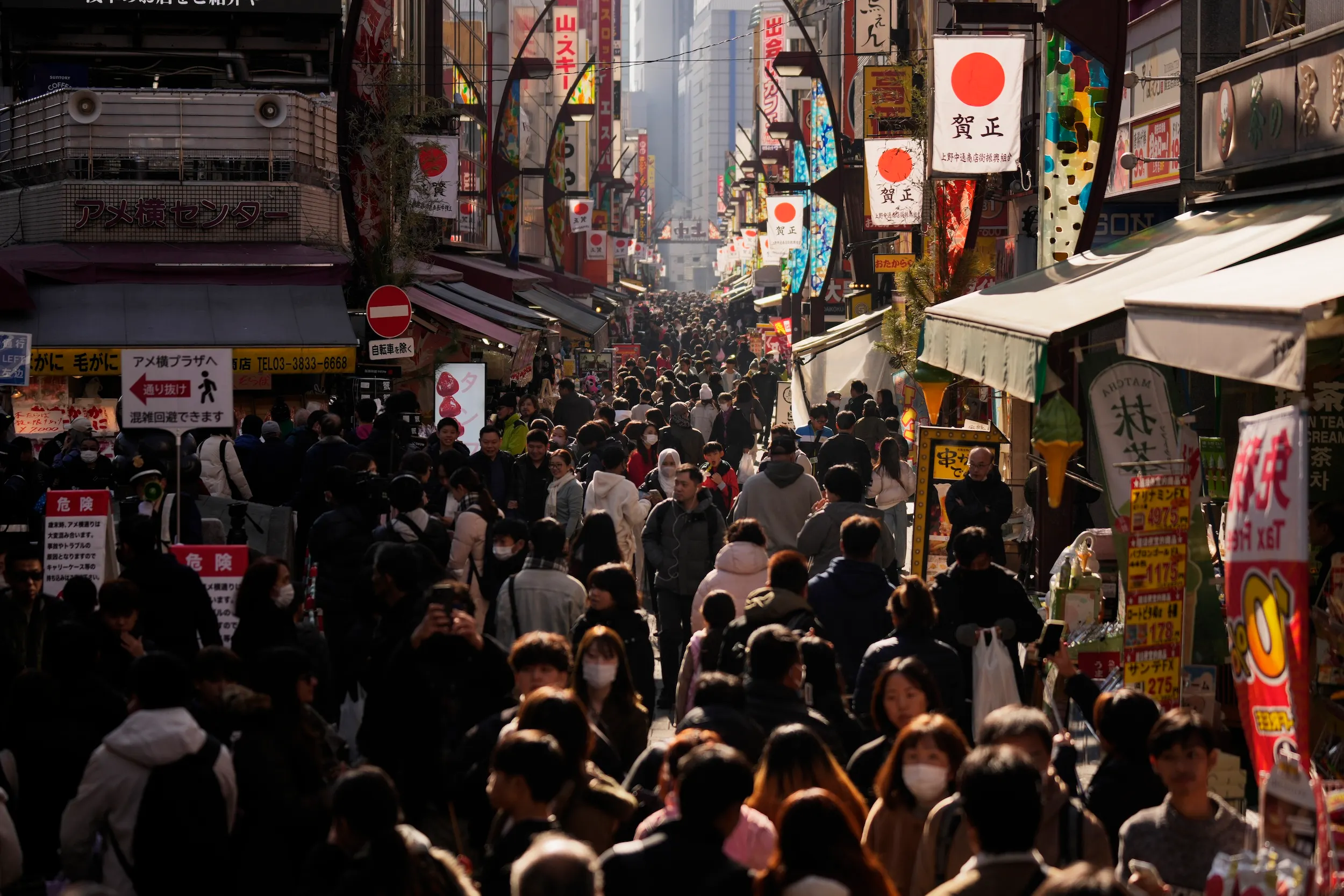 2024年12月31日、東京阿美橫購物街。（美聯社）