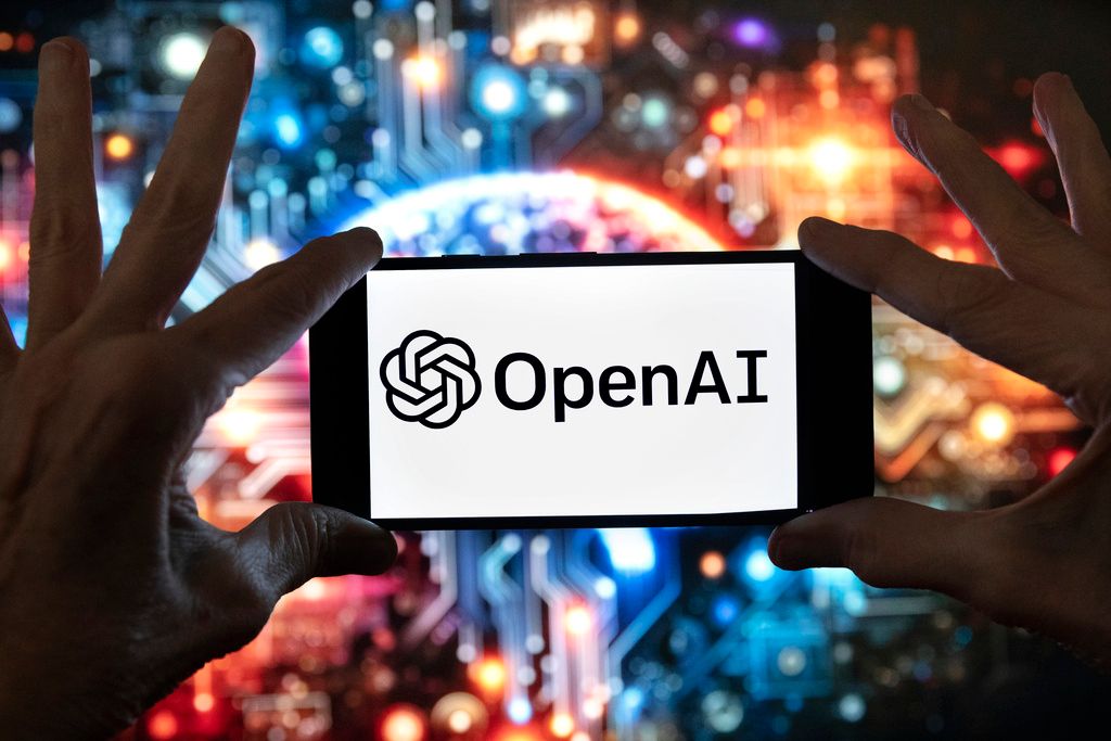 2023年12月8日。在ChatGPT的Dall-E模型生成的影象前，一台手機螢幕上顯示著OpenAI的圖標。（AP）