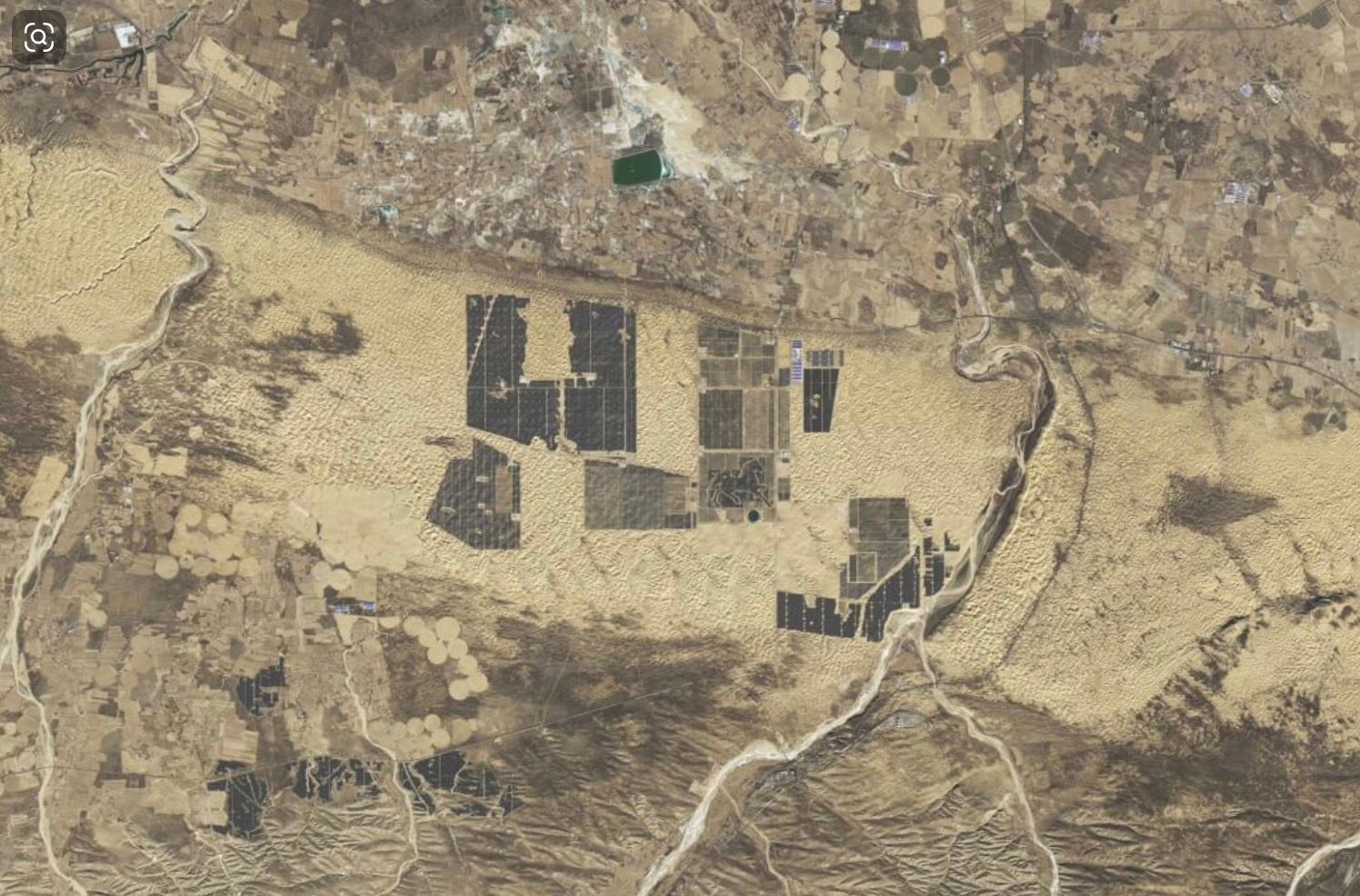 NASA地球観測所の公式サイトが公開した衛星画像は、中国内蒙古の庫布齊砂漠の大部分がソーラーパネルで覆われている様子を示している。これはソーラーフォートレスの構想を持つものである。（NASA公式サイト）