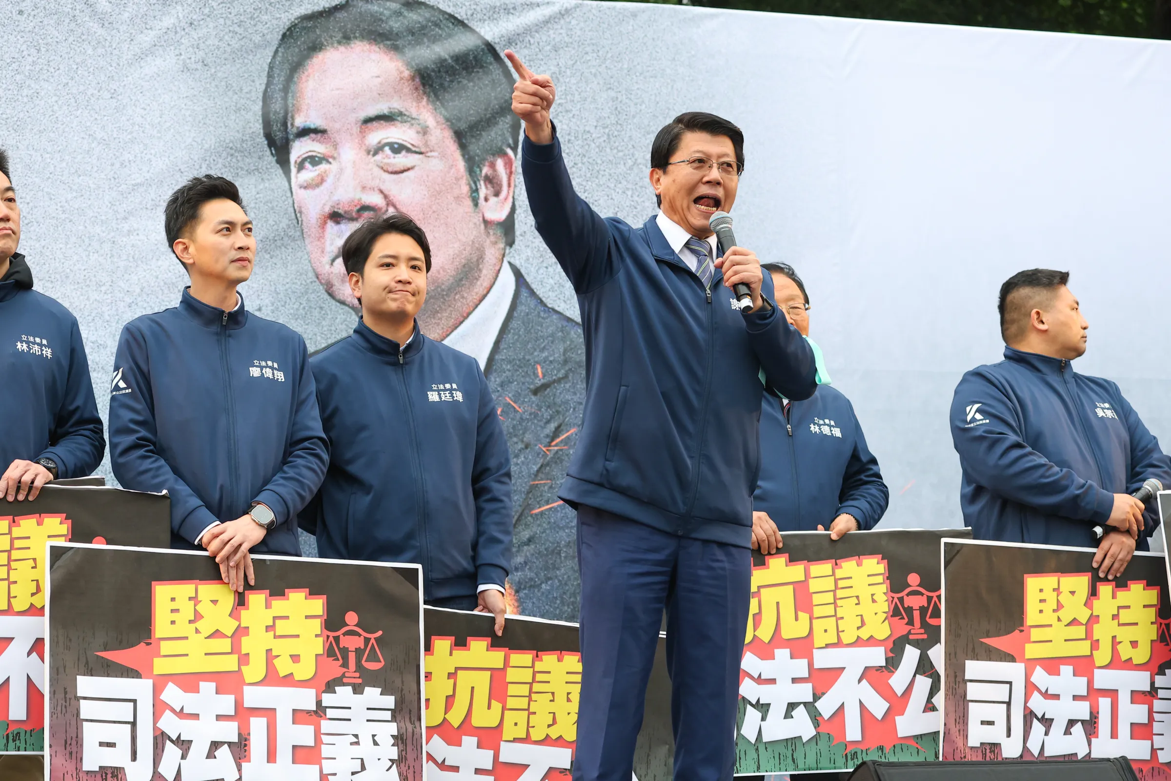 20250111-國民黨立委謝龍介（中）、吳宗憲（右一）、廖偉翔（左一）等人11日出席民眾黨舉辦「111拒絕綠色威權，還我司法正義」集會活動。（顏麟宇攝）