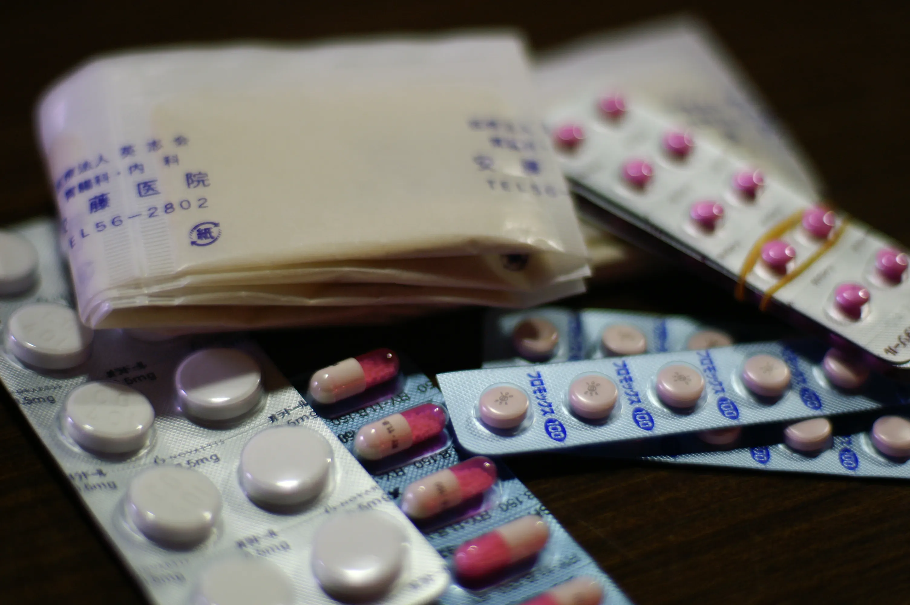 乾燥劑本身有吸濕的作用，如果仍然留在藥瓶內，它會吸收瓶內的空氣中的水氣，這樣反而可能會使藥品變得潮濕，甚至導致藥品沾黏。（示意圖／取自kanonn＠flickr）