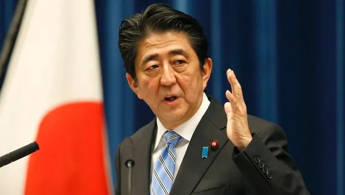 日本首相安倍晋三氏、消費税増税実施を延期し、衆議院を解散すると発表。（美聯社）