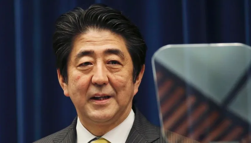 日本首相安倍晉三24日在東京舉行記者會，宣布啟動經濟改革。（美聯社）