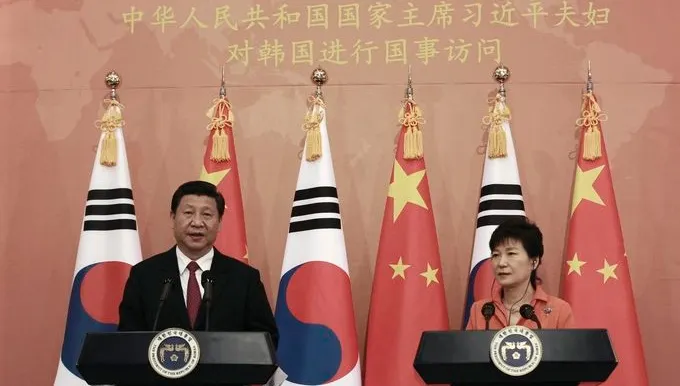 南韓總統朴槿惠與中國國家主席習近平3日聯合舉行記者會，說明中韓高峰會的具體成果。（美聯社）