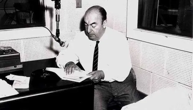 智利詩人聶魯達1966年在錄音間朗誦詩作。（維基百科）