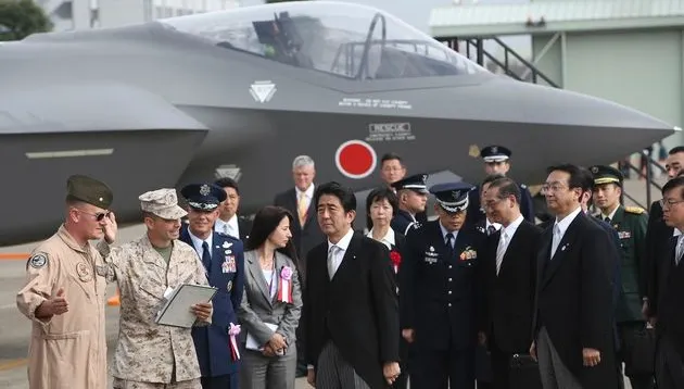 日本首相安倍晉三去年10月巡視自衛隊空軍基地（美聯社）