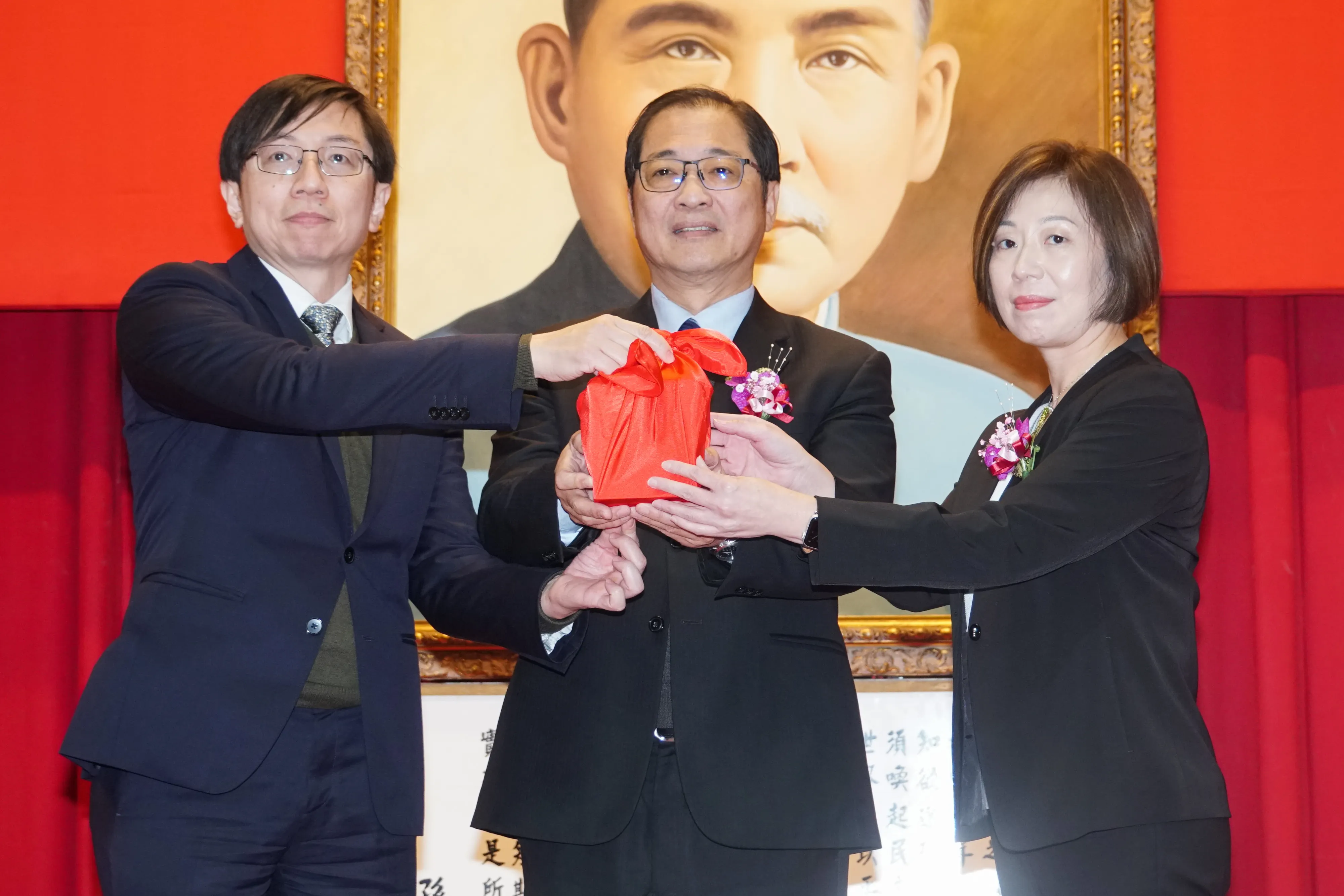 20250117-法務部長鄭銘謙（中）主持法務部卸、新任高階主管暨檢察長交接，左為卸任基隆檢察長李嘉明，右為新任基隆檢察長柯宜汾。（蔡親傑攝）