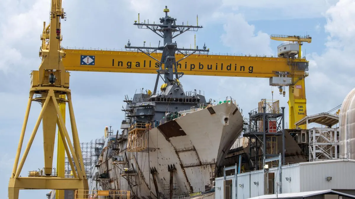 即將完工的美軍柏克級驅逐艦丹頓號（USS Jeremiah Denton）還在船塢進行修建。（翻攝自HII官網）