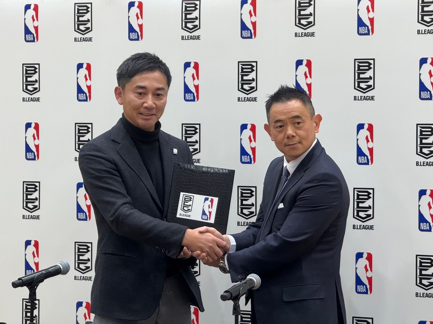 20250118-B.LEAGUE也舉辦記者會，由主席島田慎二（左）與NBA亞洲區董事總經理Wayne Chang（右）共同出席。（黃信維攝）