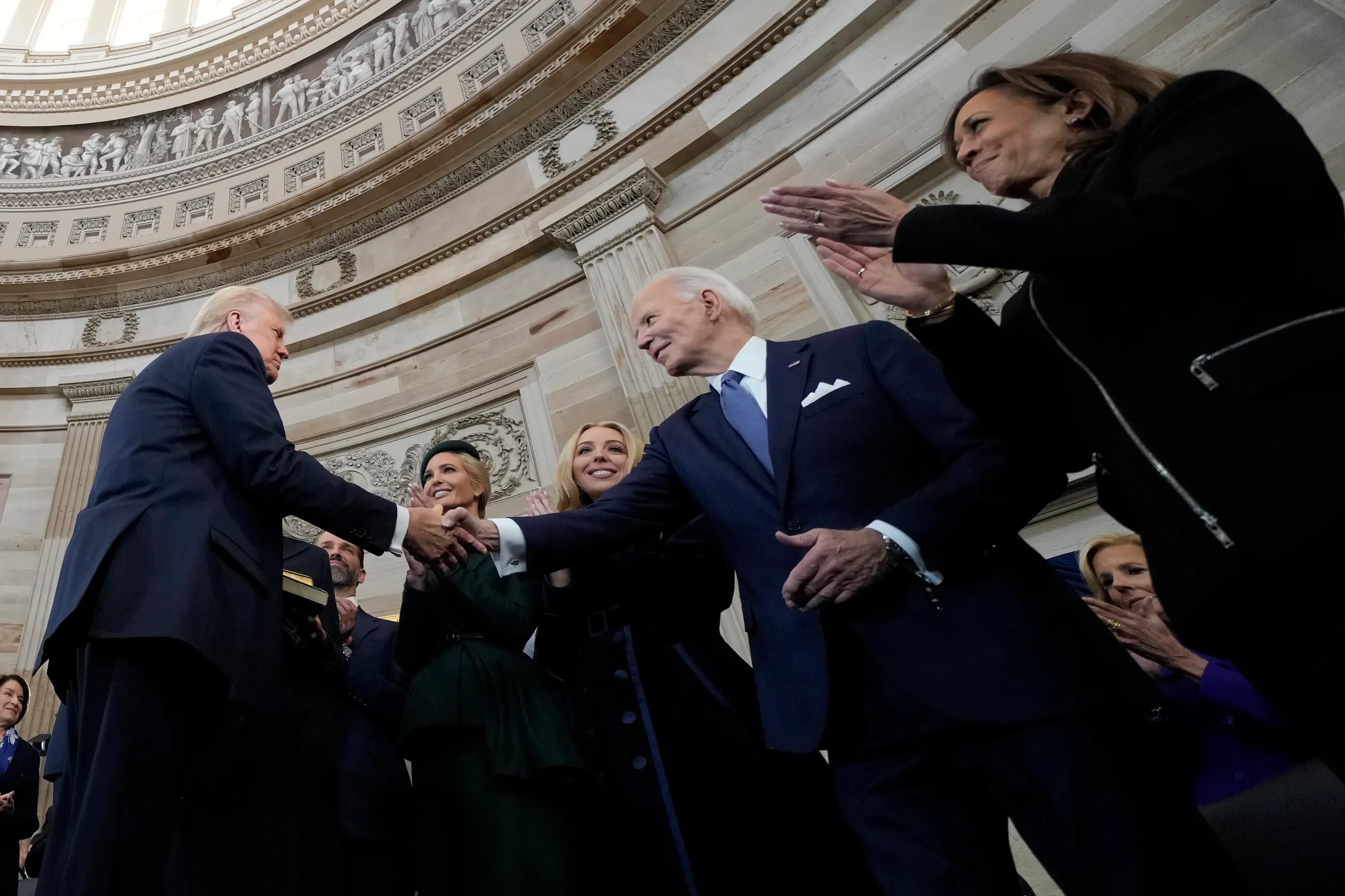 2025年1月20日，川普宣誓就職美國總統後，與前總統拜登握手致意。（美聯社）