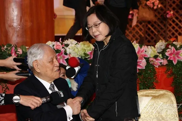 民進黨黨主席蔡英文和前總統李登輝都出席台教會的募款餐會。(葉信菉攝)