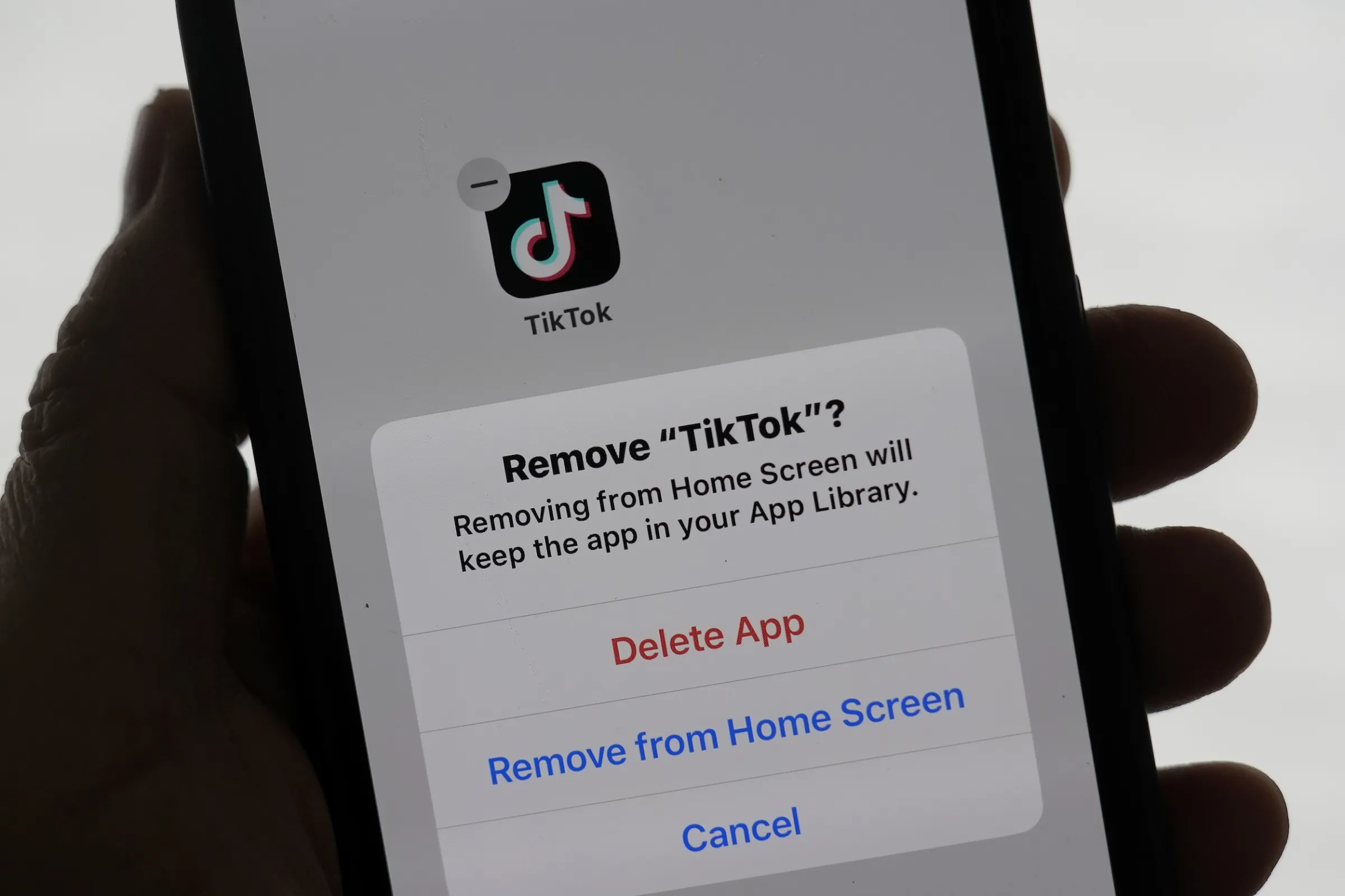 TikTok用戶發現，雖然TikTok恢復服務，但如果刪掉APP想再安裝，無論蘋果或谷歌的應用程式商店目前都無法下載。（美聯社）