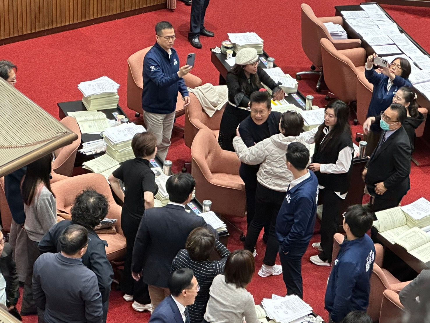立法院20日審查總預算時，民眾黨立委吳春城不滿民進黨立委吳沛憶發言，憤而拍桌。（資料照，羅立邦攝）