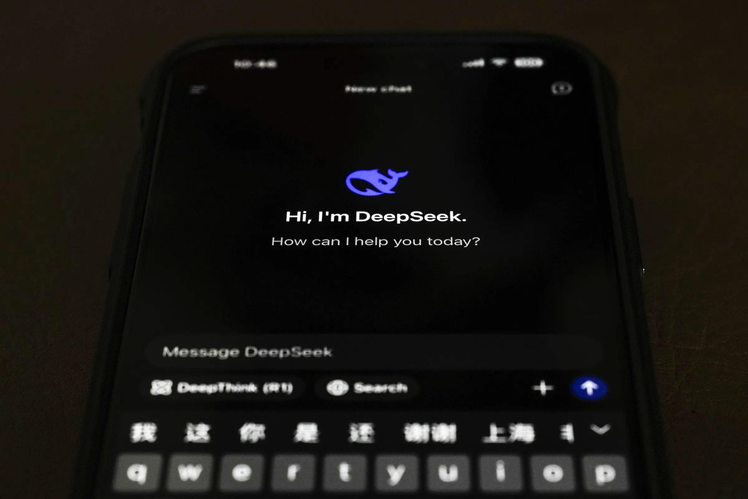 DeepSeek用極少的資源訓練出與西方科技巨頭並駕齊驅的AI模型，引發矽谷震撼。（美聯社）