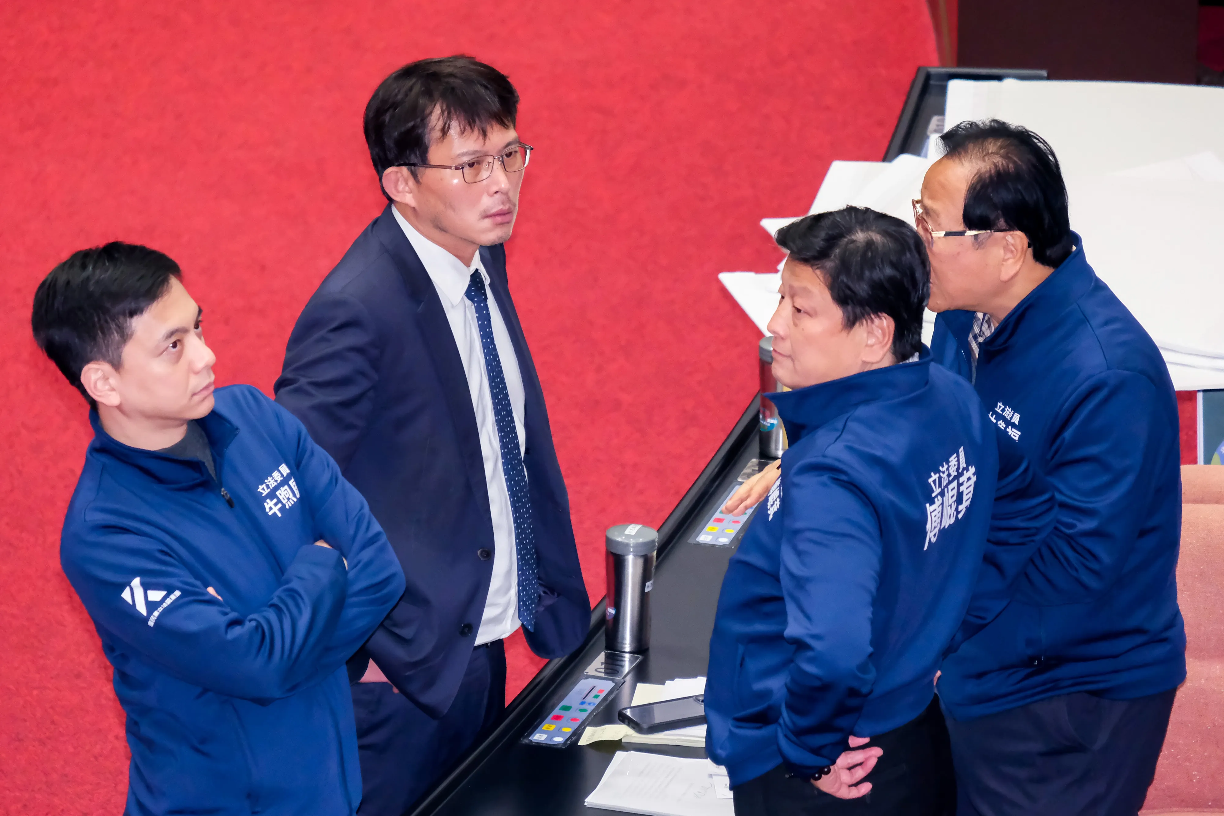 20250103-民众党代理主席黄国昌（左二）が3日、立法院議場で国民党中央団大召冯坤堤（右二）以及其他国民党中央委員と会談を行った。（刘偉宏撮影）