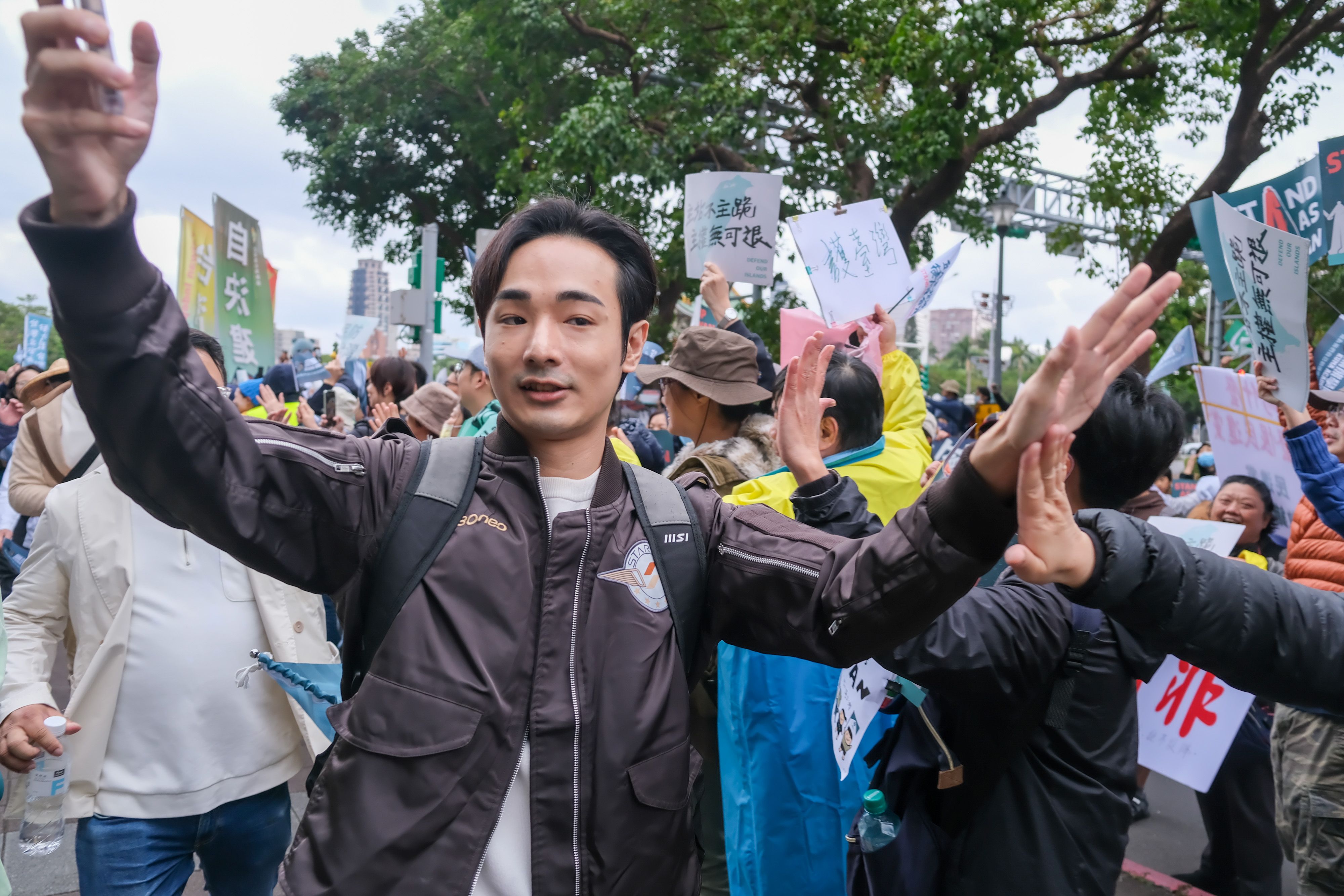 黑熊學院舉辦的「台灣主站派、接力護台灣」遊行8日抵達華山中央藝文公園，與民眾一起完成「DEFEND TAIWAN」千人排字，圖為網紅八炯。（資料照，劉偉宏攝）