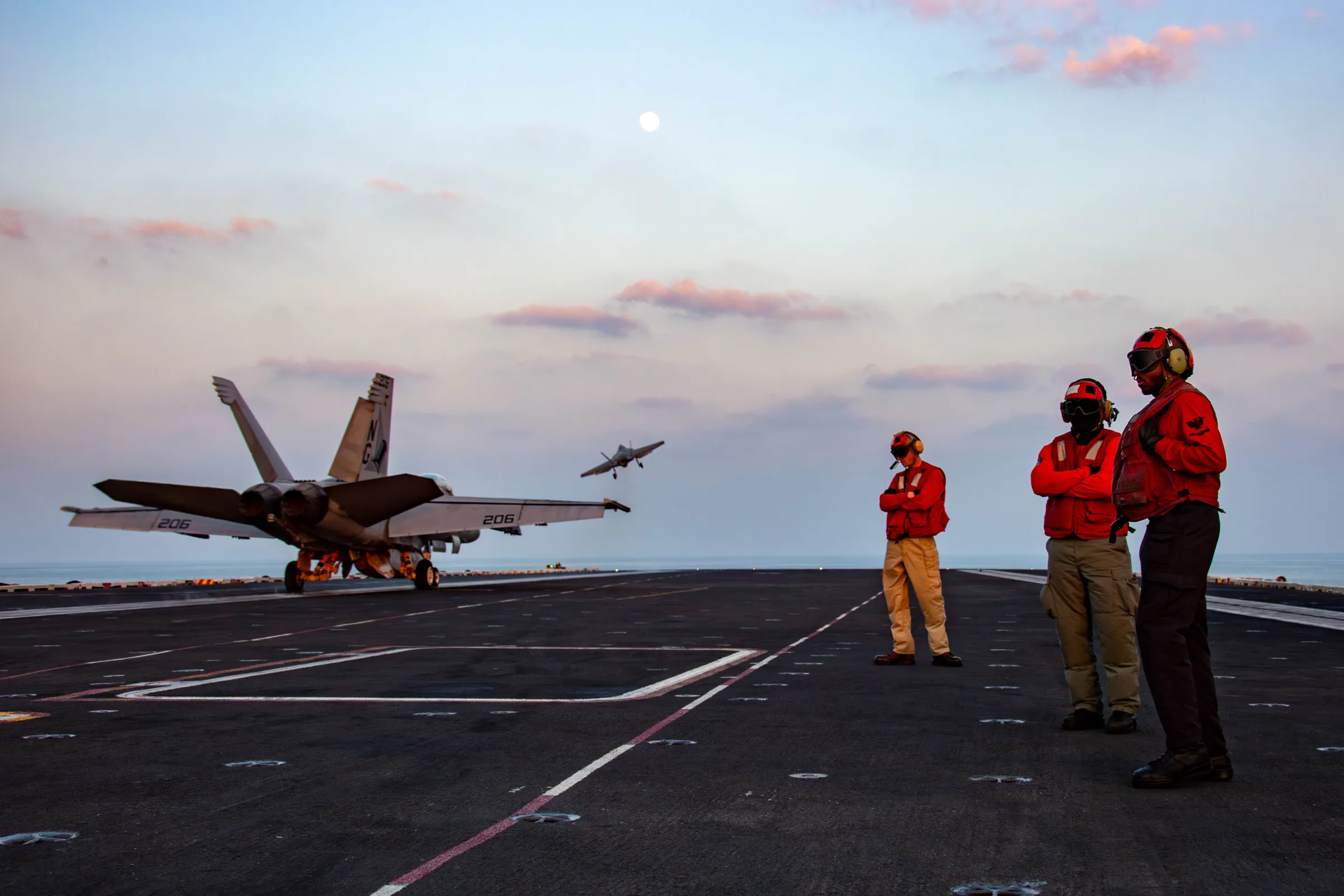 美軍F/A-18 E/F「超級大黃蜂」（F/A-18 Super Hornet）戰機準備從林肯號甲板起飛。（翻攝自美國海軍）