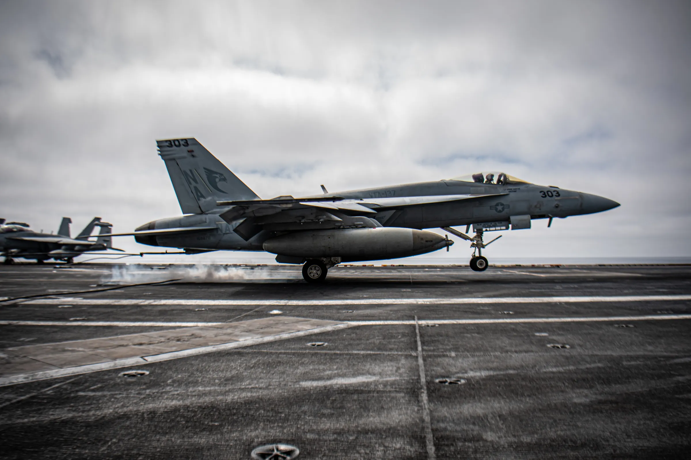 美軍F/A-18 E/F「超級大黃蜂」（F/A-18 Super Hornet）戰機降落在尼米茲號航母甲板。（翻攝自美國海軍）