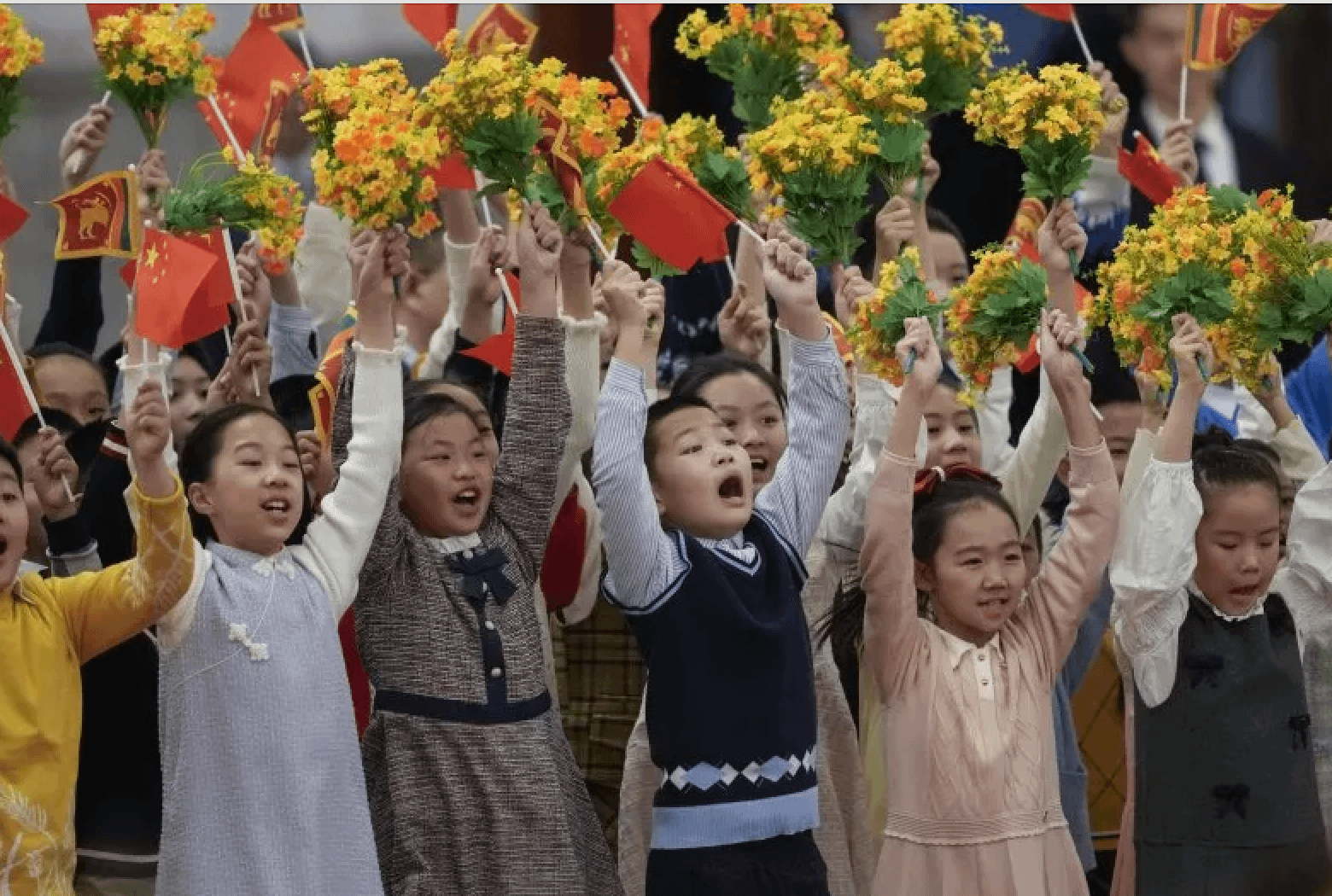 2025年1月15日。中國兒童們正在北京人民大會堂排練，準備迎接斯里蘭卡總統迪桑納亞克（Anura Kumara Dissanayake）和中國國家主席習近平。（AP）