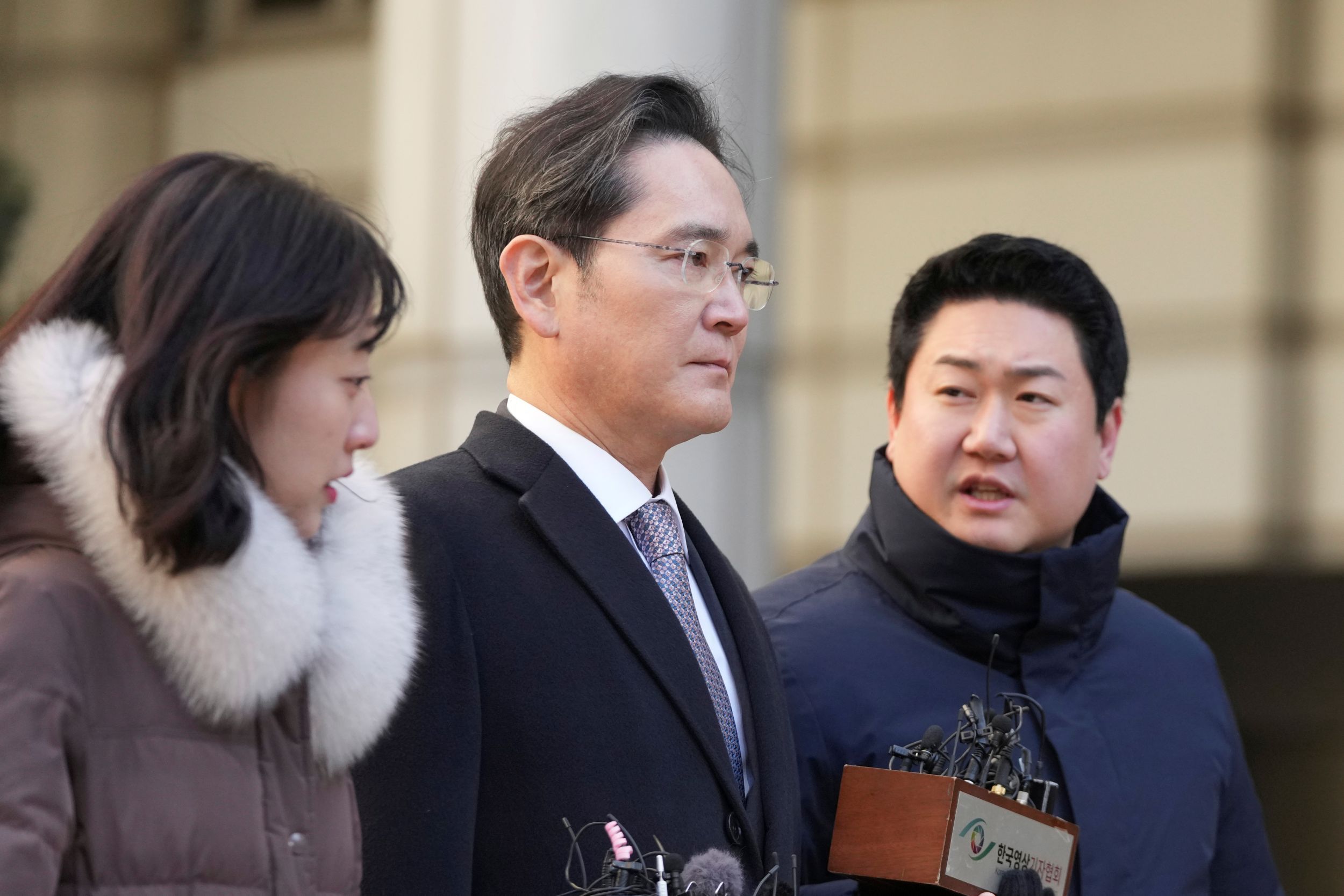 南韓財閥三星少主李在鎔（中）走出首爾法院外。（美聯社）