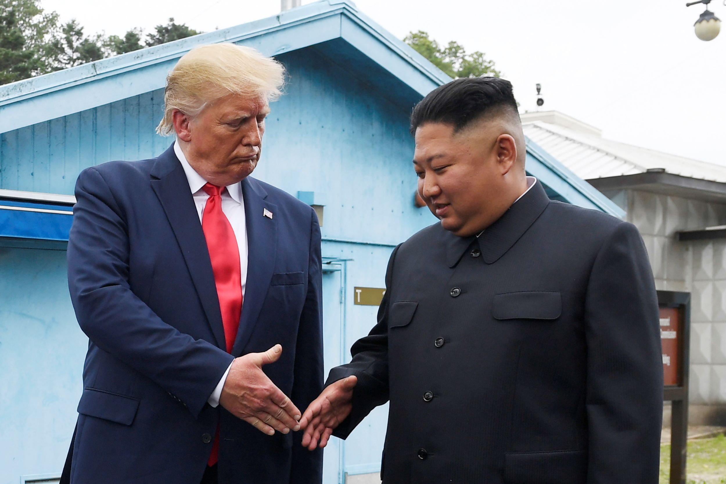 トランプ（左）と金正恩が38度線で対面。（AP）
