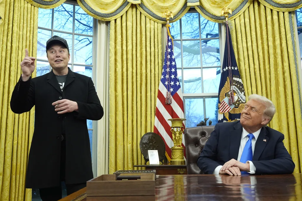 2025年2月11日。美國總統川普（Donald Trump）在白宮橢圓形辦公室召開記者會，馬斯克（Elon Musk）也有出席。（AP）