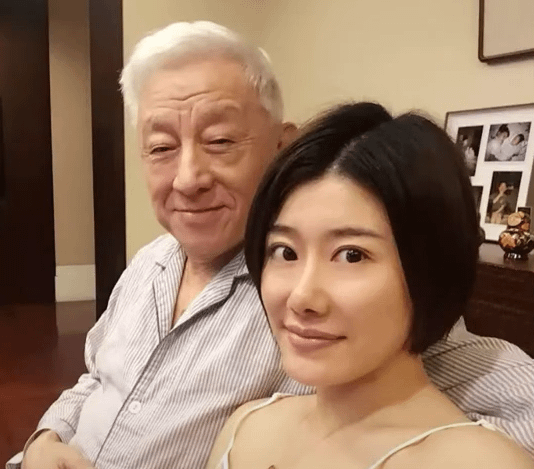 資深媒體人謝寒冰今（17）日在曬出照片爆料，曹興誠在2015年外遇中國女子。（取自有哏來爆直播影音）