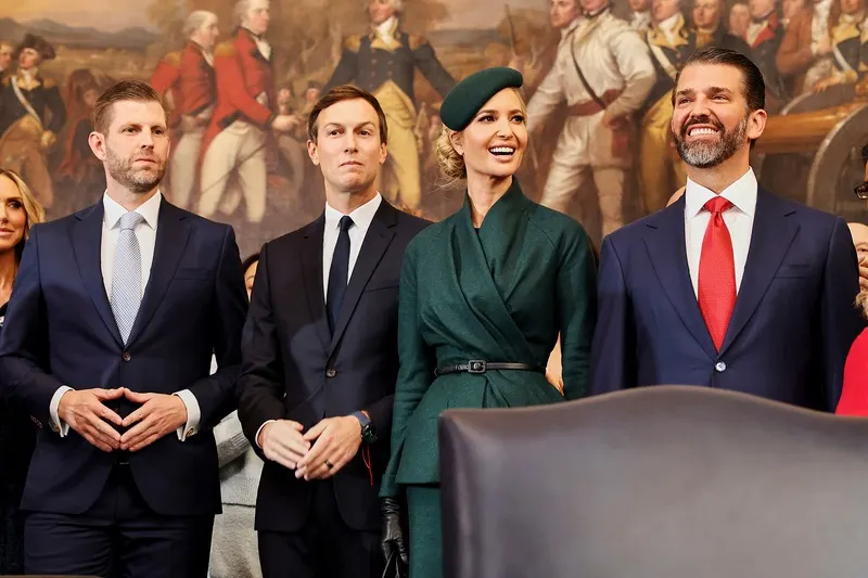 2025年1月20日。左起，川普艾瑞克（Eric Trump）、女婿庫許納（Jared Kushner）、女兒伊凡卡（Ivanka Trump）和長子小川普（Donald Trump Jr.，出席美國總統川普（Donald Trump）的就職典禮。（AP）