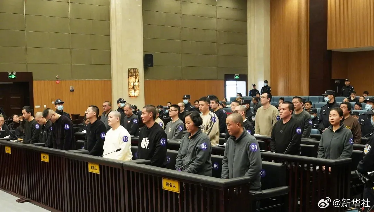 緬北電詐家族明家集團23人在中國溫州法院出庭，將面臨詐騙、殺人、非法拘禁等11項罪名。（翻攝自微博）