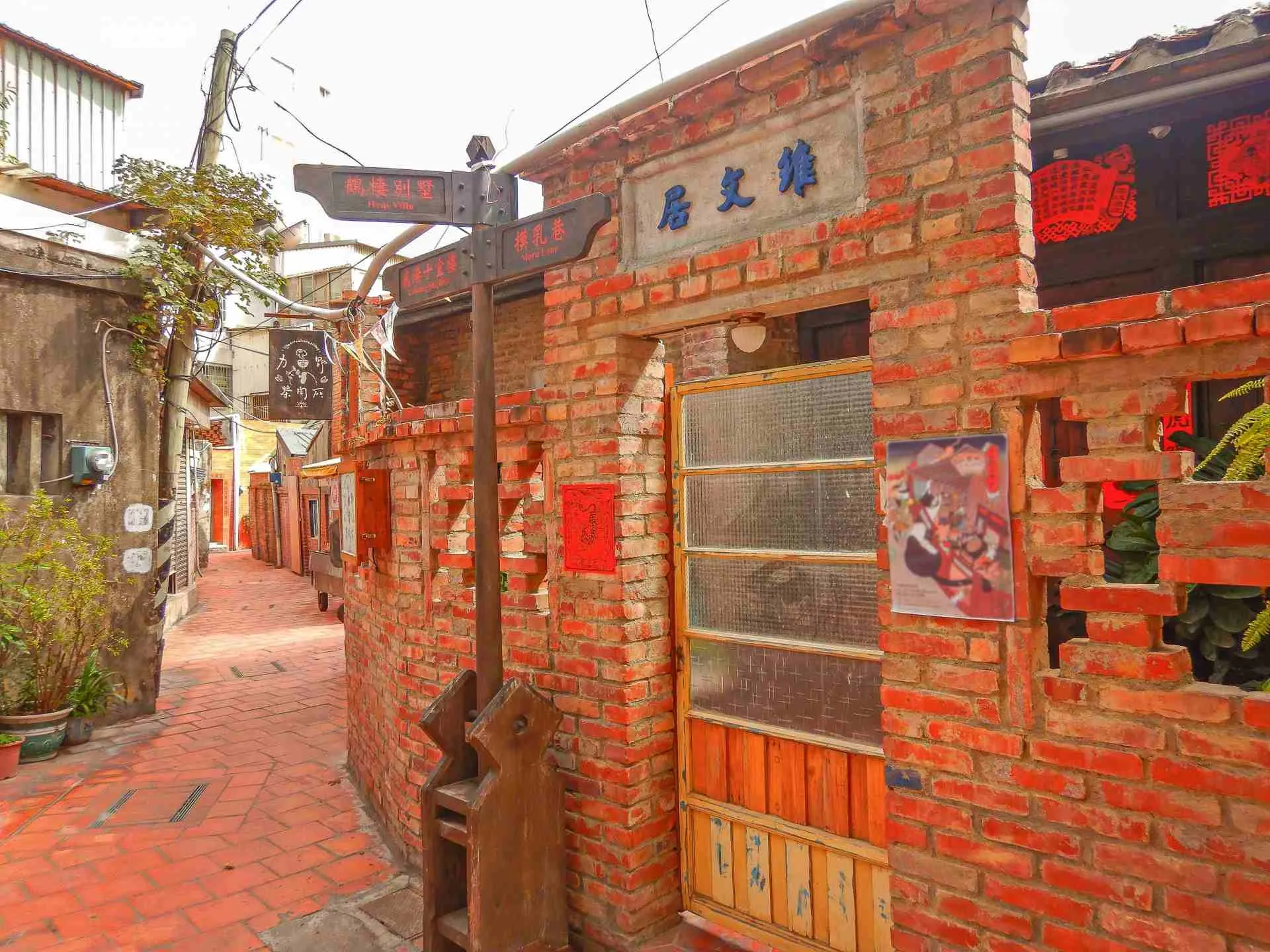 鹿港老街保留許多歷史建築及文化特色，這裡仍保存精美古宅門第與縱深街屋。（圖／取自photoAC）
