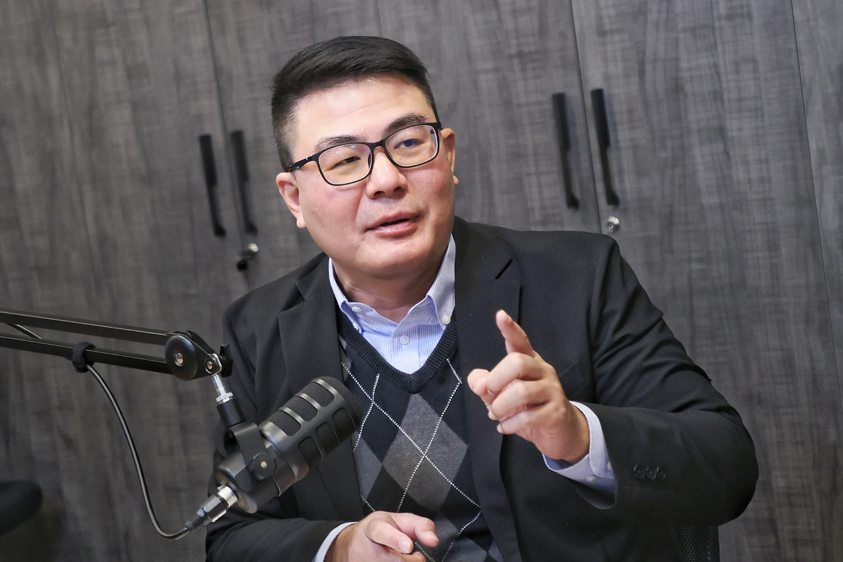 20241221-風傳媒「下班瀚你聊」節目主持人黃暐瀚與媒體人邱明玉、媒體人黃揚明（見圖）21日在「下班瀚你聊」節目對談。（柯承惠攝）