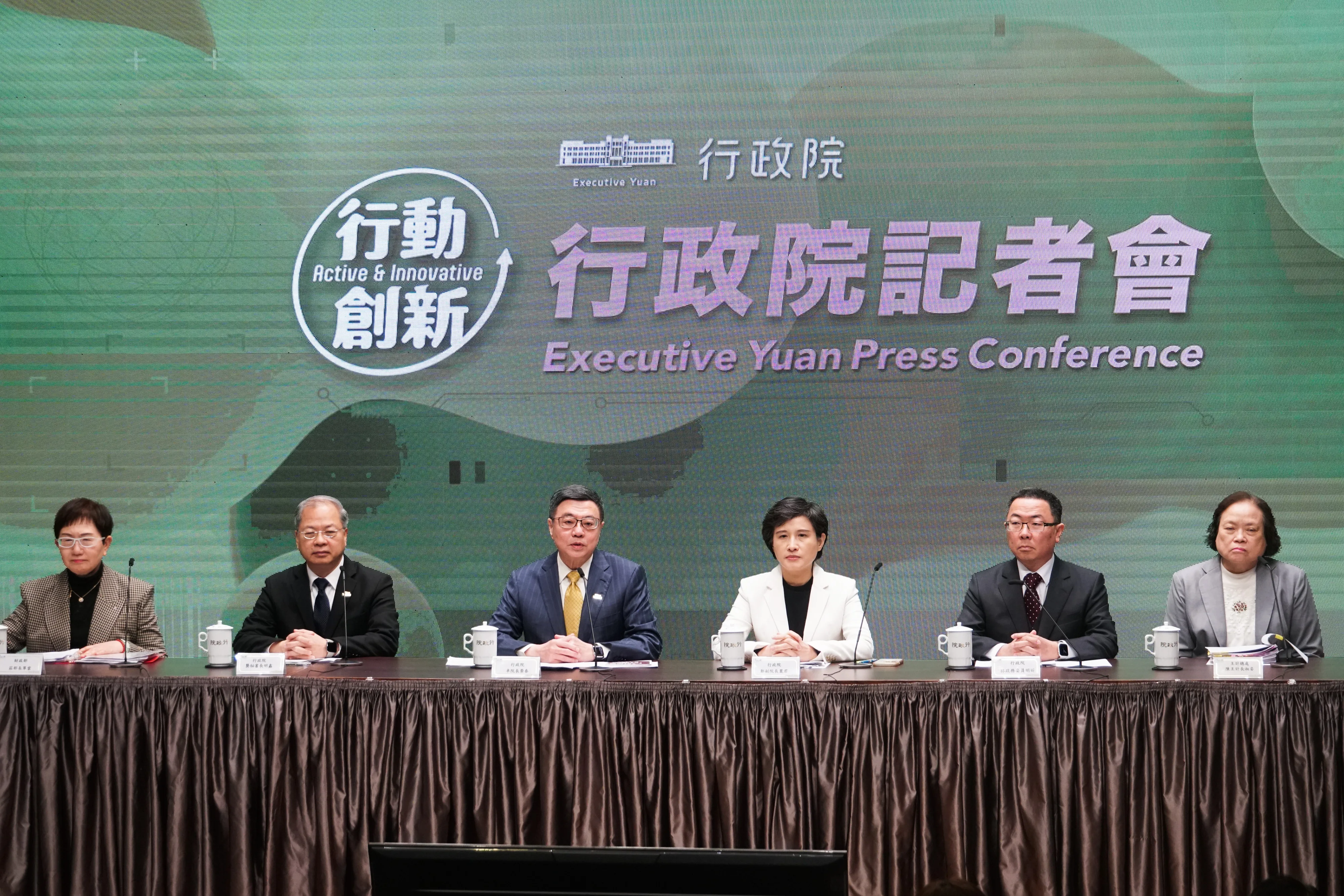 20250227-行政院で財劃法説明記者会見、左から財務部長庄翠雲、秘書長龔明鑫、院長卓榮泰、副院長鄭麗君、林明昕政委、陳淑姿主計長。（蔡親傑撮）