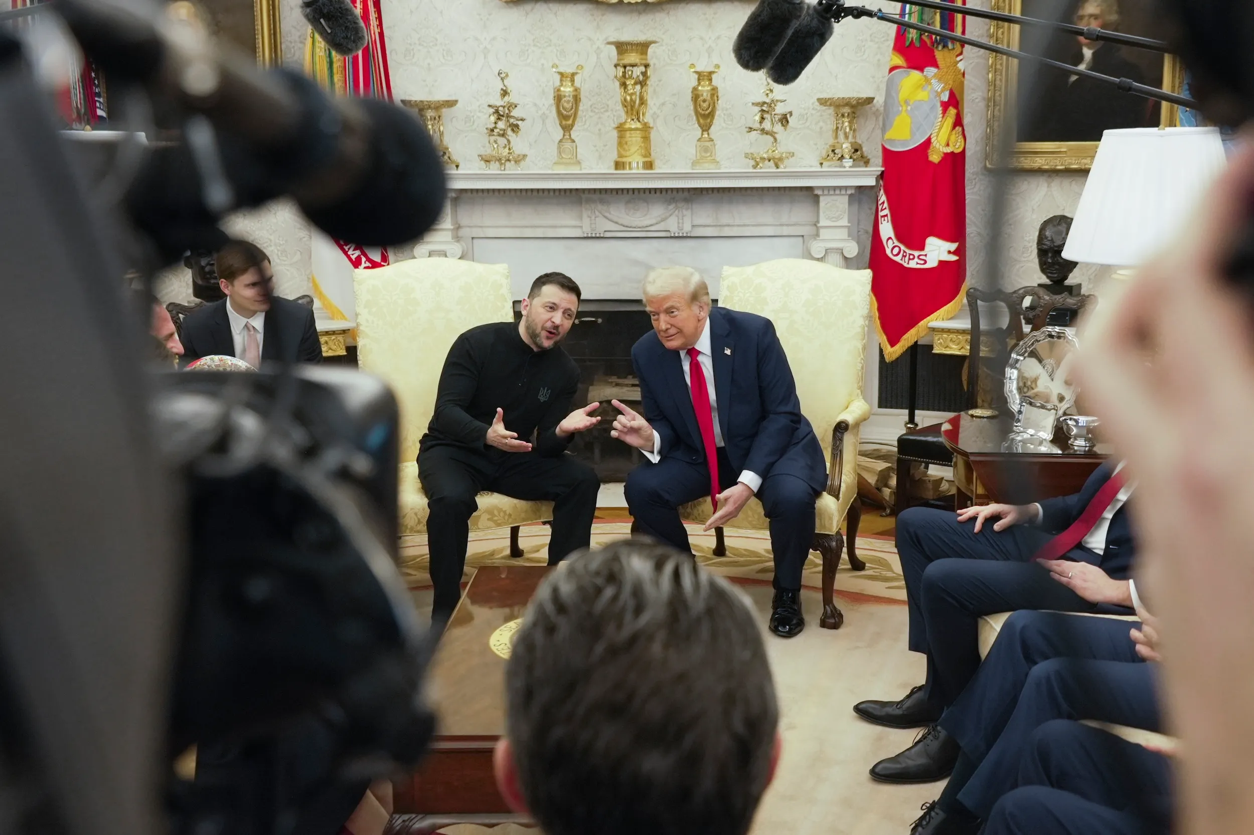 2025年2月28日、ウクライナ大統領ゼレンスキーがホワイトハウスでアメリカ大統領トランプ、副大統領ヴァンスと論争になっている。（AP通信）
