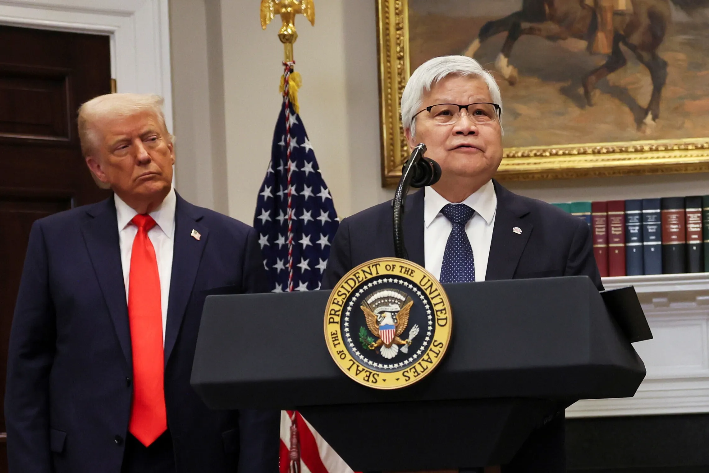 川普在白宮記者會上，形容魏哲家是「傳奇人物」。（圖／AP）