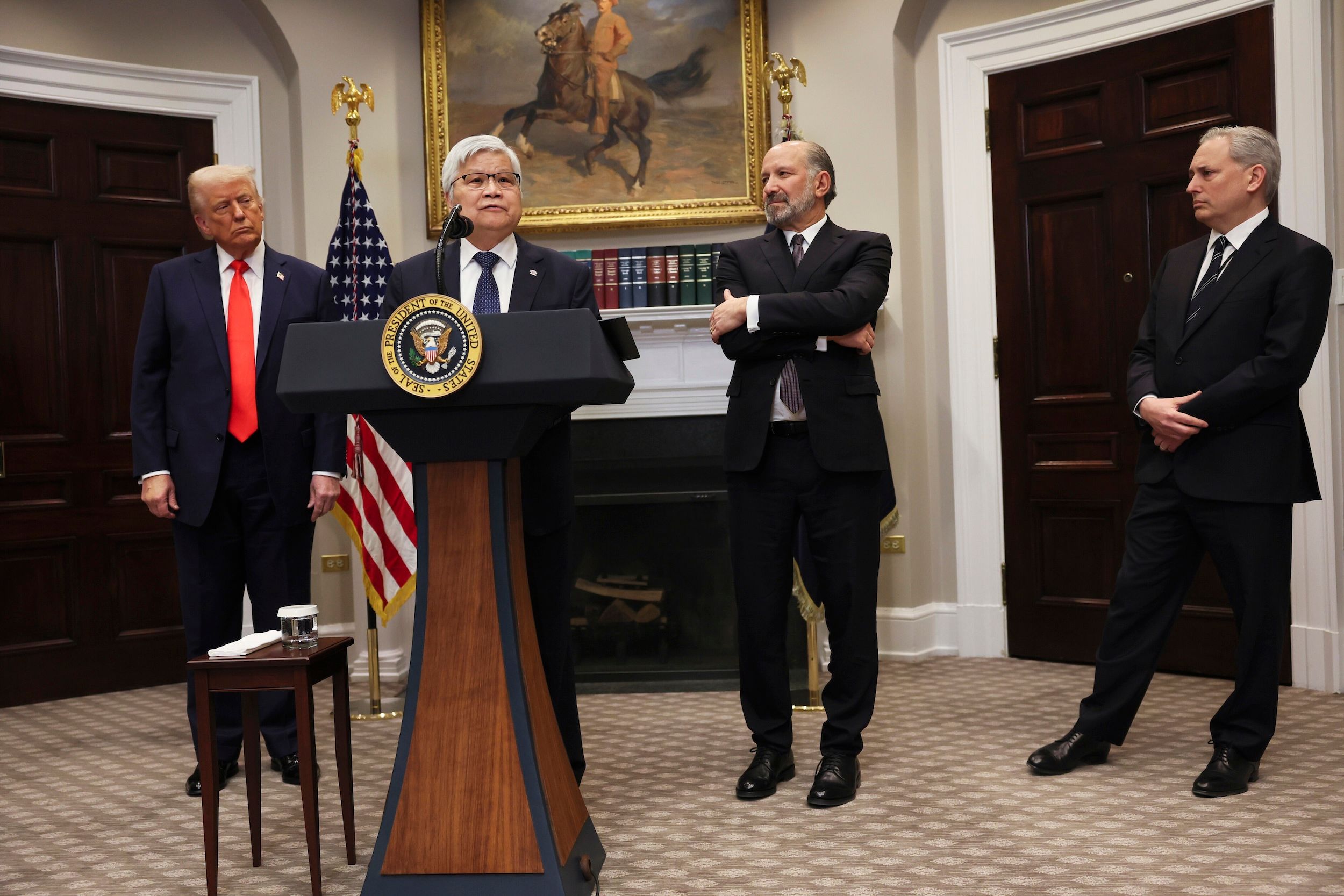 2025年3月3日，美國總統川普與台積電董事長魏哲家、商務部長盧特尼克、AI與加密貨幣沙皇大衛・薩克斯在白宮羅斯福廳召開記者會。（美聯社）