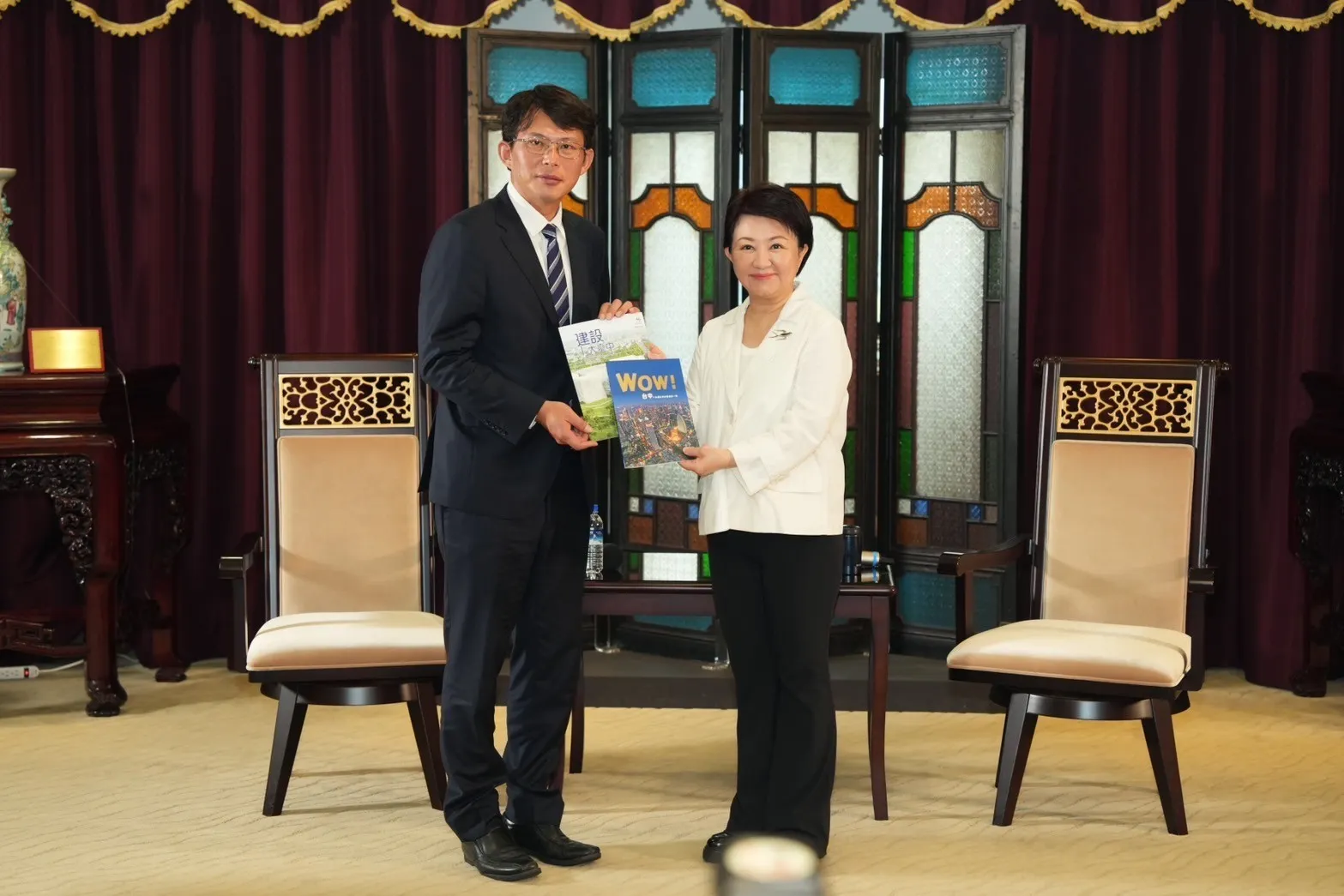 20250305-黄国昌民衆党主席（左）が台中を訪れ、市長の盧秀燕を訪問し市政交流を図る。（黄国昌フェイスブックより）