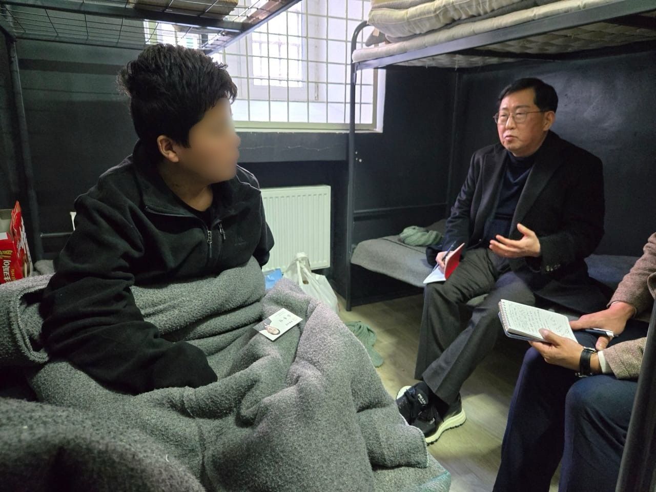 南韓國會議員柳勇元（Yu Yong-weon）出訪烏克蘭，與北韓俘虜士兵進行交流。（翻攝自官方粉專）