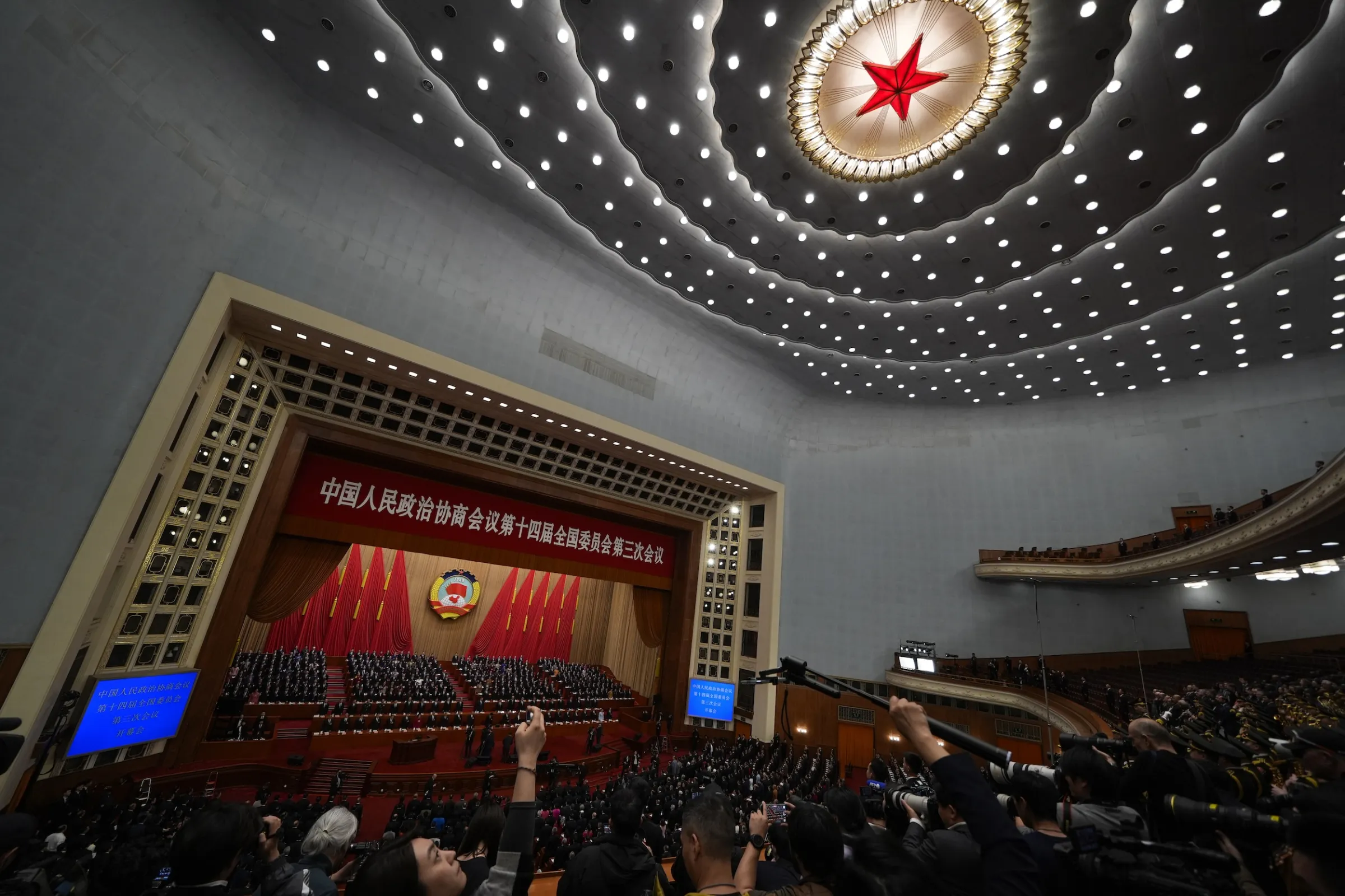 2025年3月5日，中國領導人於北京人民大會堂舉行的全國兩會（人民代表大會、中國人民政治協商會議）開幕式上，在播放國歌時起立。（美聯社）