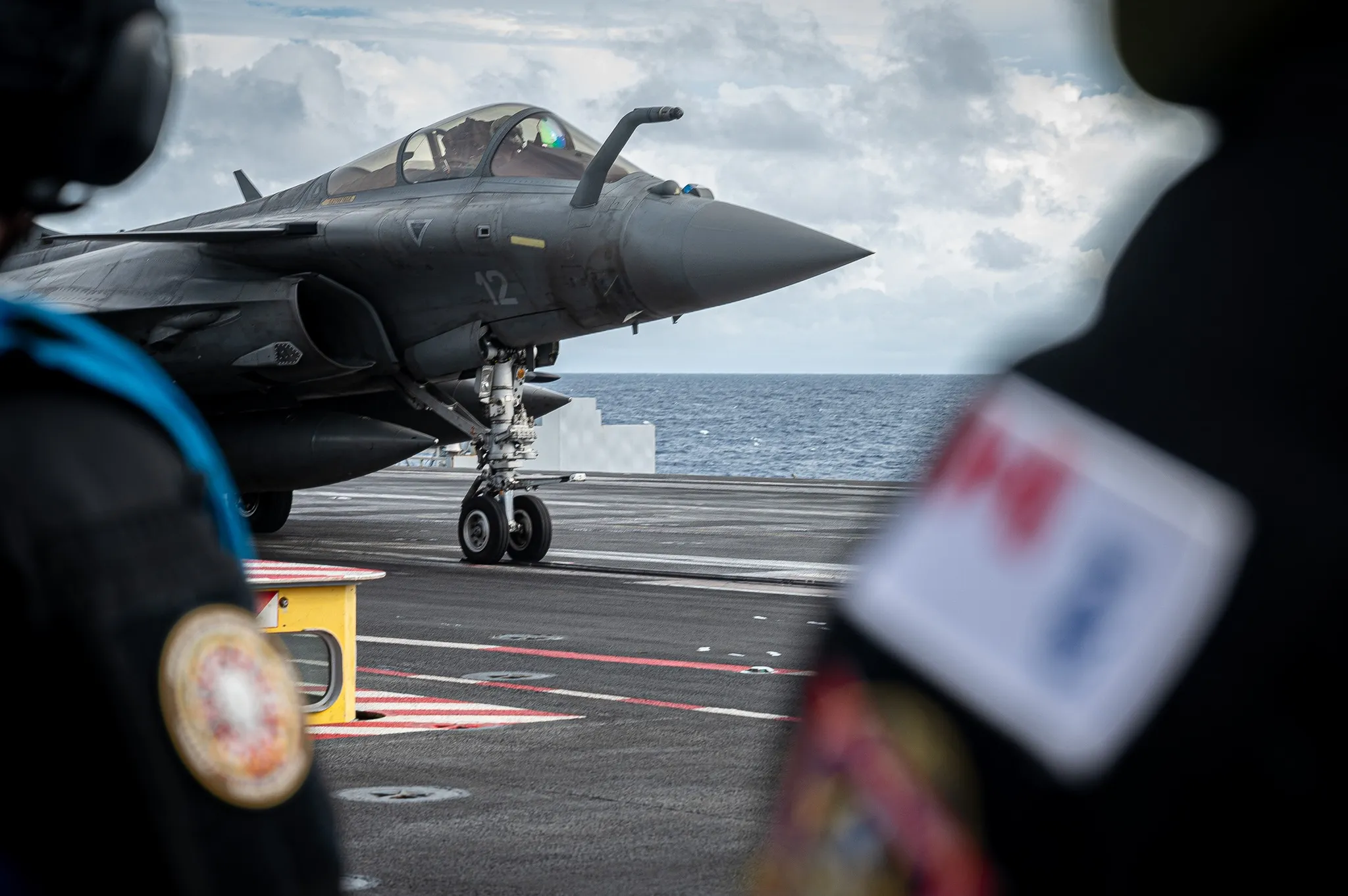 停靠在戴高樂號航空母艦甲板的疾風M型戰機。（翻攝自法國海軍）