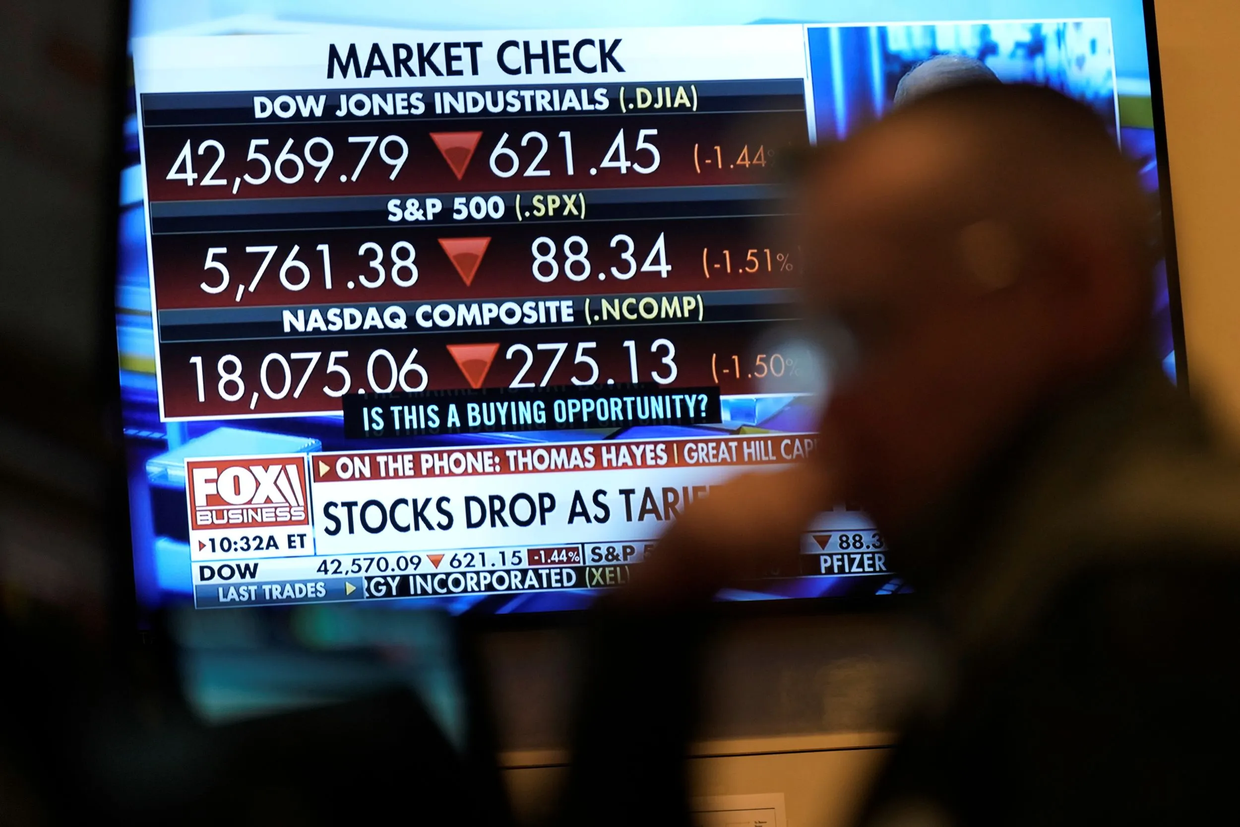 トランプ政権による関税政策は米国株式市場の変動に影響を与えており、ダウ工業株平均やS&P指数は下降傾向にある。（AP通信）