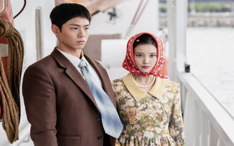 Netflix《苦盡柑來遇見你》劇情橫跨1950年～2025年，講述濟州島上一對年輕夫婦在愛情與麵包拉扯的人生歷程。（圖／取自＠netflixtw）