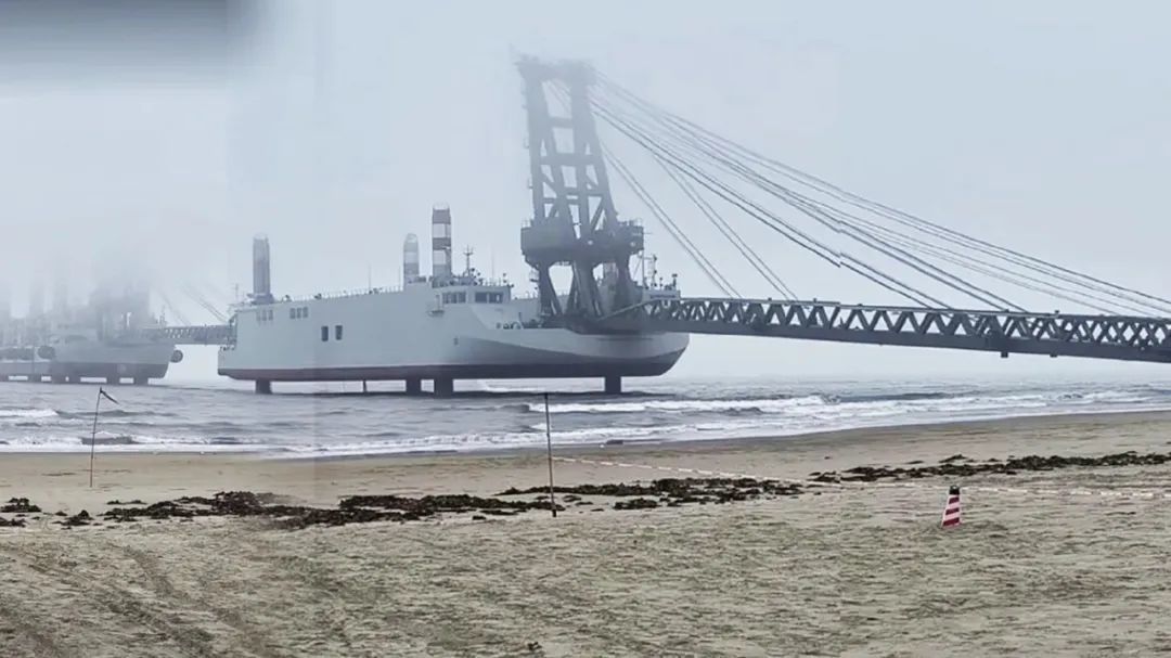 軍事網站報導，一組關於中國新型「登陸駁船」的最新影像在網路瘋傳，被視為解放軍「登陸神器」。（影片截圖）