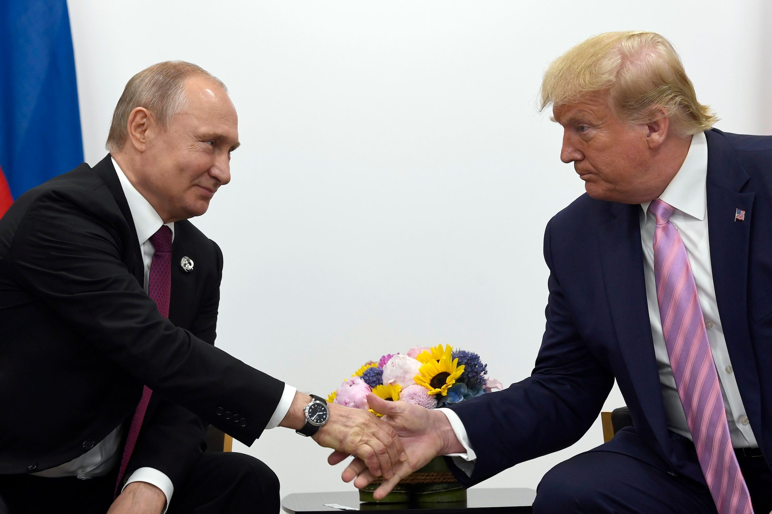 2019年6月28日、大阪でのG20サミットで握手するトランプ（右）とプーチン（左）。
