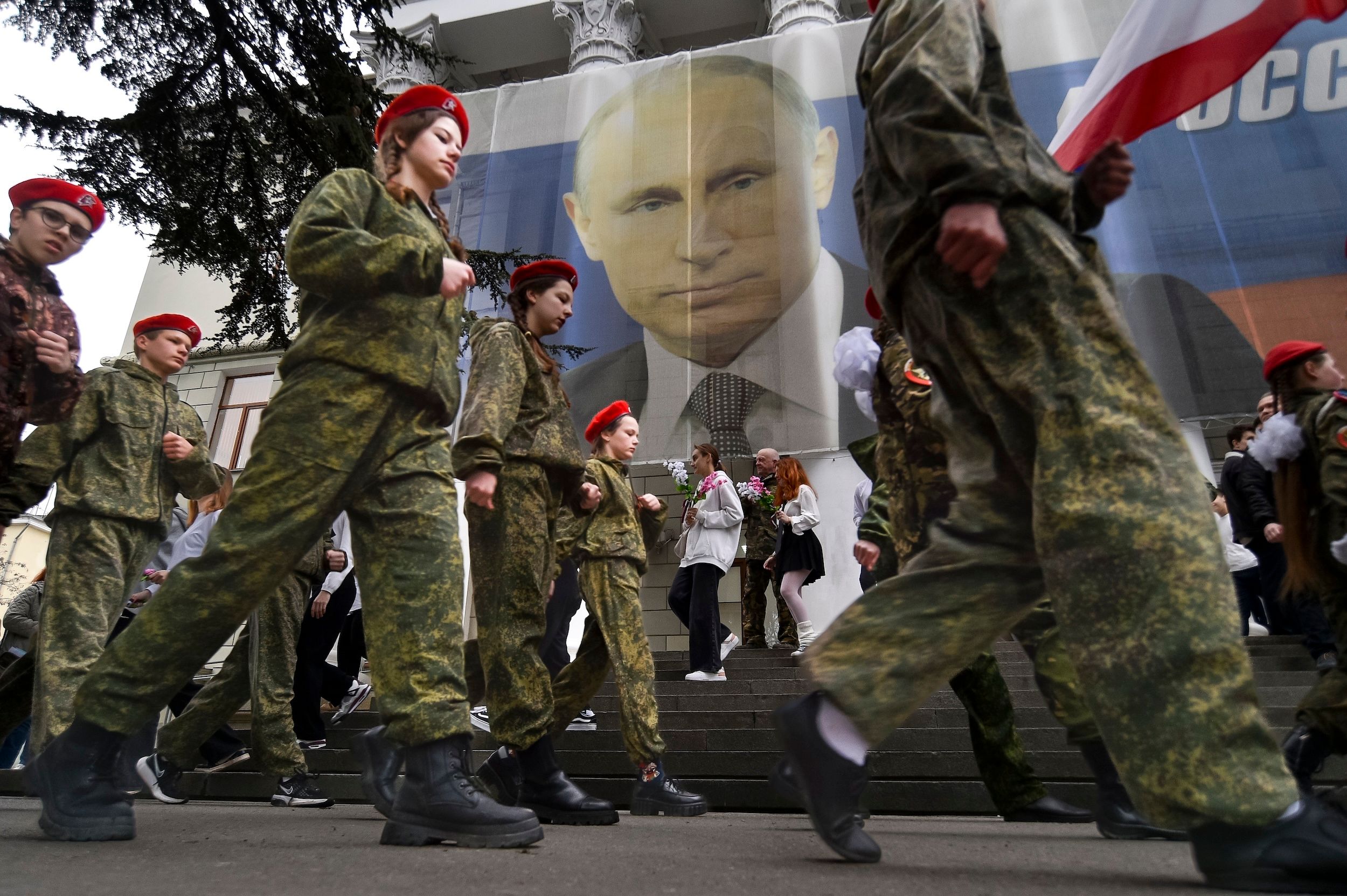2023年3月17日、クリミアでロシア併合9周年の記念行事が行われ、側には「ロシアは戦争を始めない、終結させるのみ」という標語が書かれている。（AP）