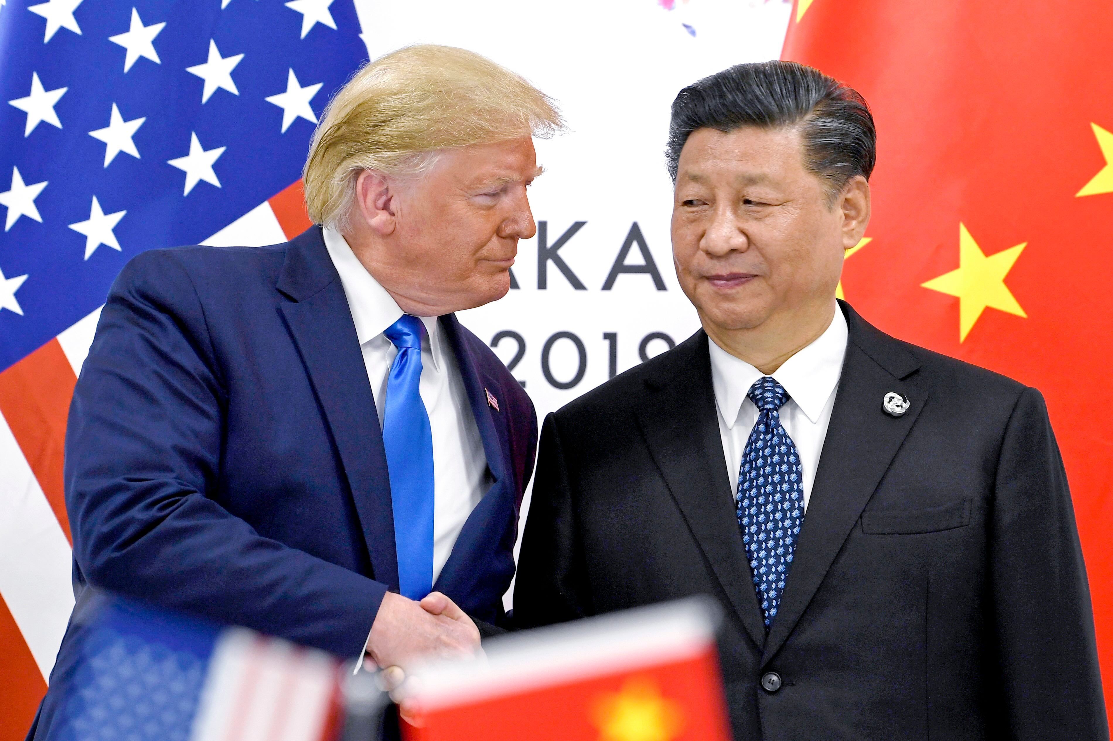 アメリカ大統領トランプと中国主席習近平が2019年大阪で握手する様子。（AP）
