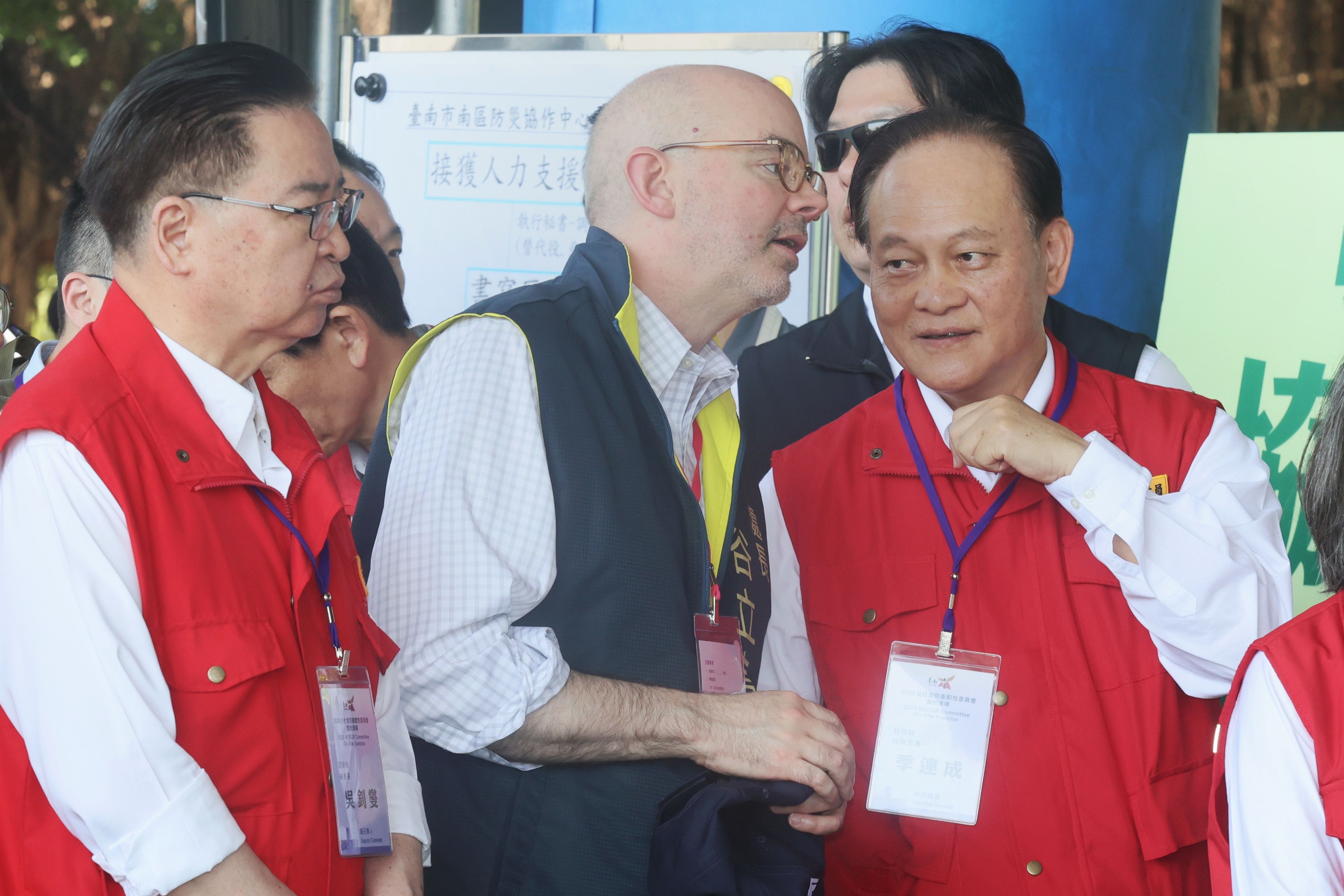 20250327-行政院政務委員季連成（右）、美国在台協会処長谷立言（中）27日出席「2025全社会防衛韌性委員会実地演練」。（柯承惠攝）