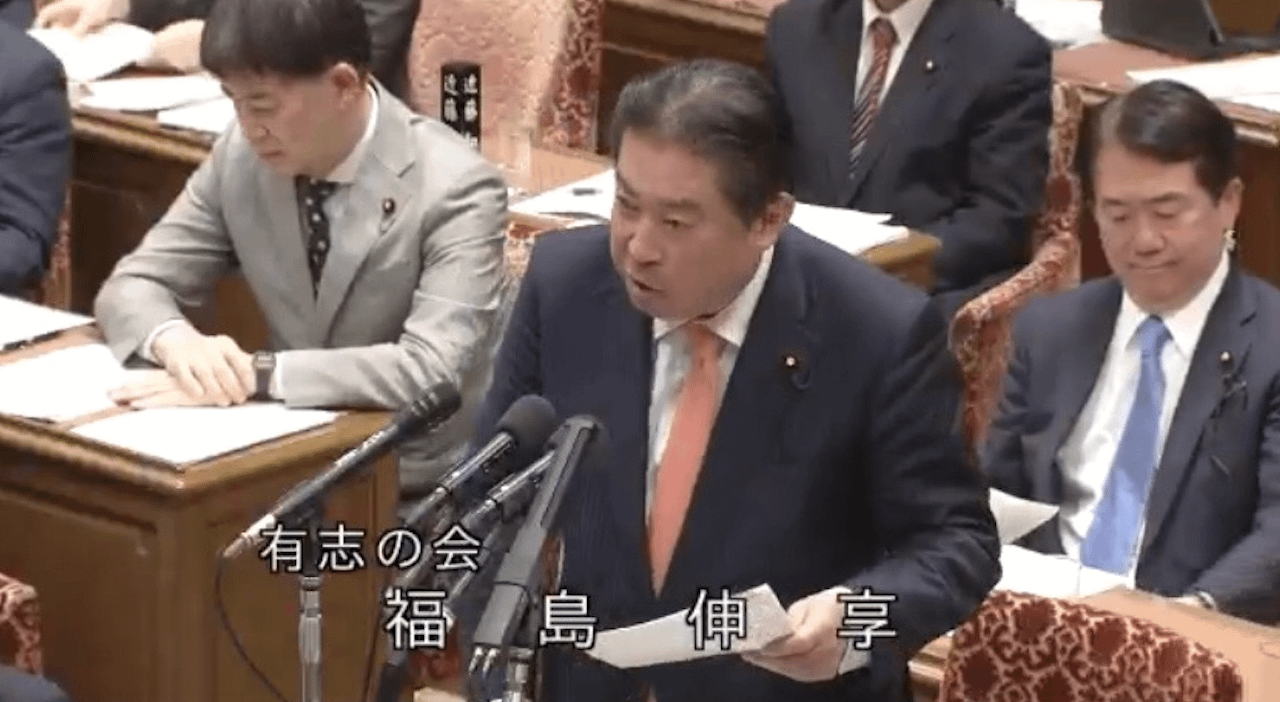 日本眾議員福島伸享在議會中質詢。（翻攝日本眾議院網站）