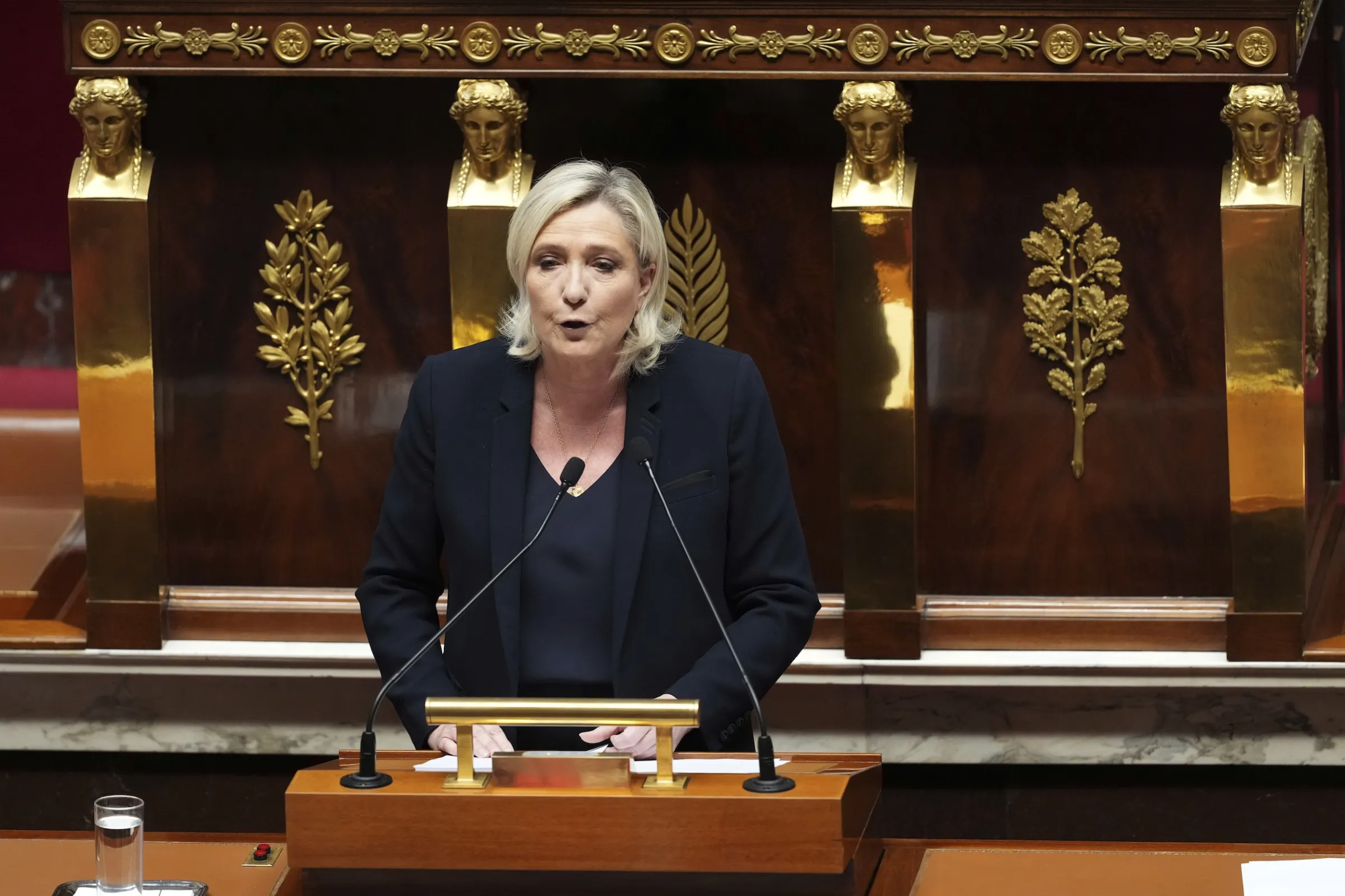 2024年12月4日，法國極右翼領袖勒潘（Marine Le Pen）在不信任投票前於國民議會發表演說。（美聯社）