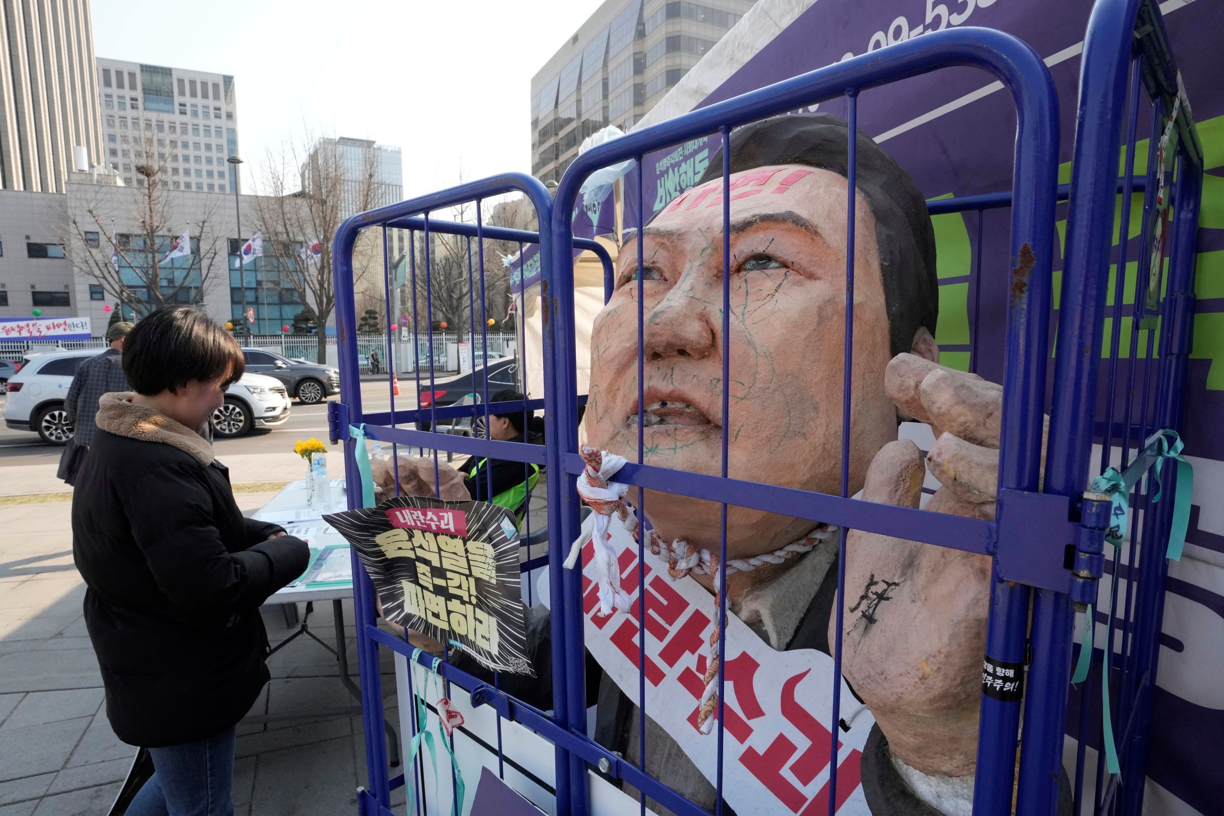 大批反對尹錫悅群眾上街，放置嘲諷玩偶要求法院讓他下台被捕。（美聯社）