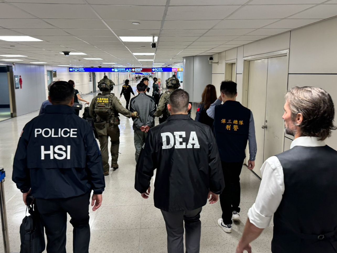 20241120-內政部警政署刑事警察局人員協同美國國土安全調查署（HSI）、美國緝毒局（DEA）幹員，將涉嫌把51公斤大麻自美國輸入台灣的主嫌押解返台。（刑事局提供）